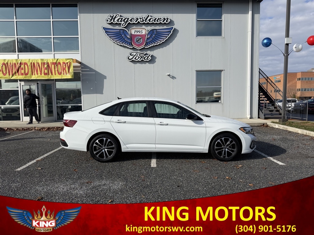 2023 Volkswagen Jetta Sport's photo