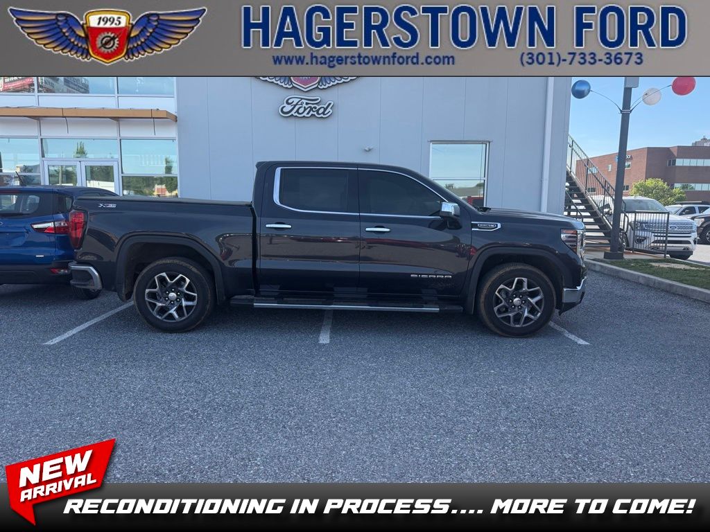 2022 GMC Sierra 4WD Crew Cab Short Box SLT's photo