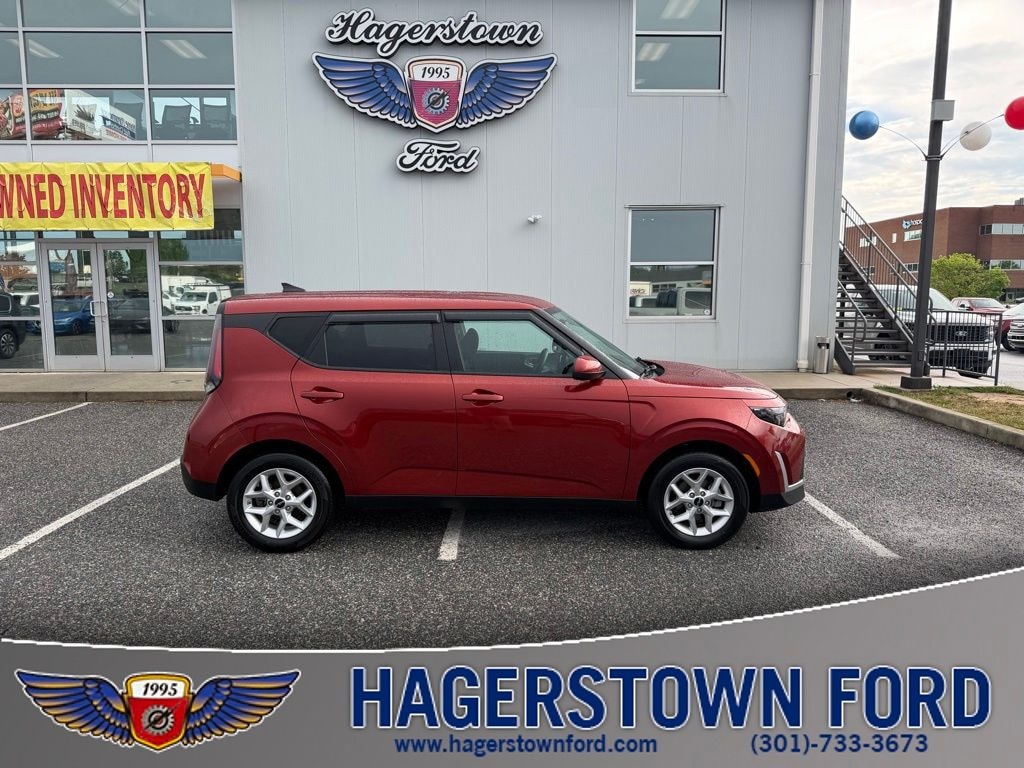 Used 2025 Kia Soul LX HATCHBACK