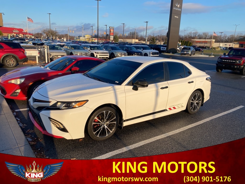 2019 Toyota Camry SE's photo