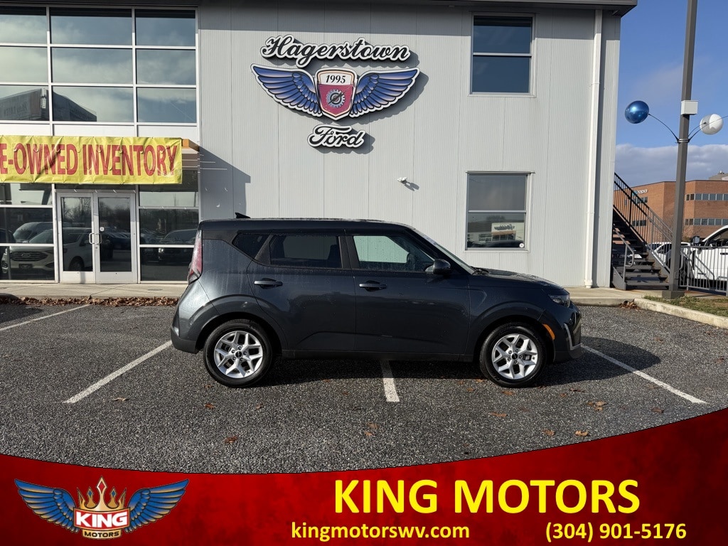 2023 Kia Soul LX's photo