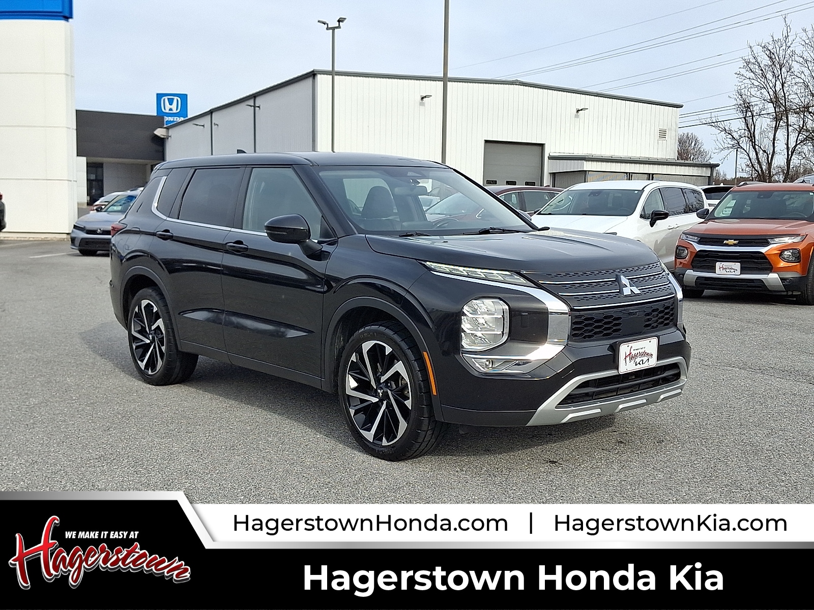 2023 Mitsubishi Outlander SE Special Edition's photo