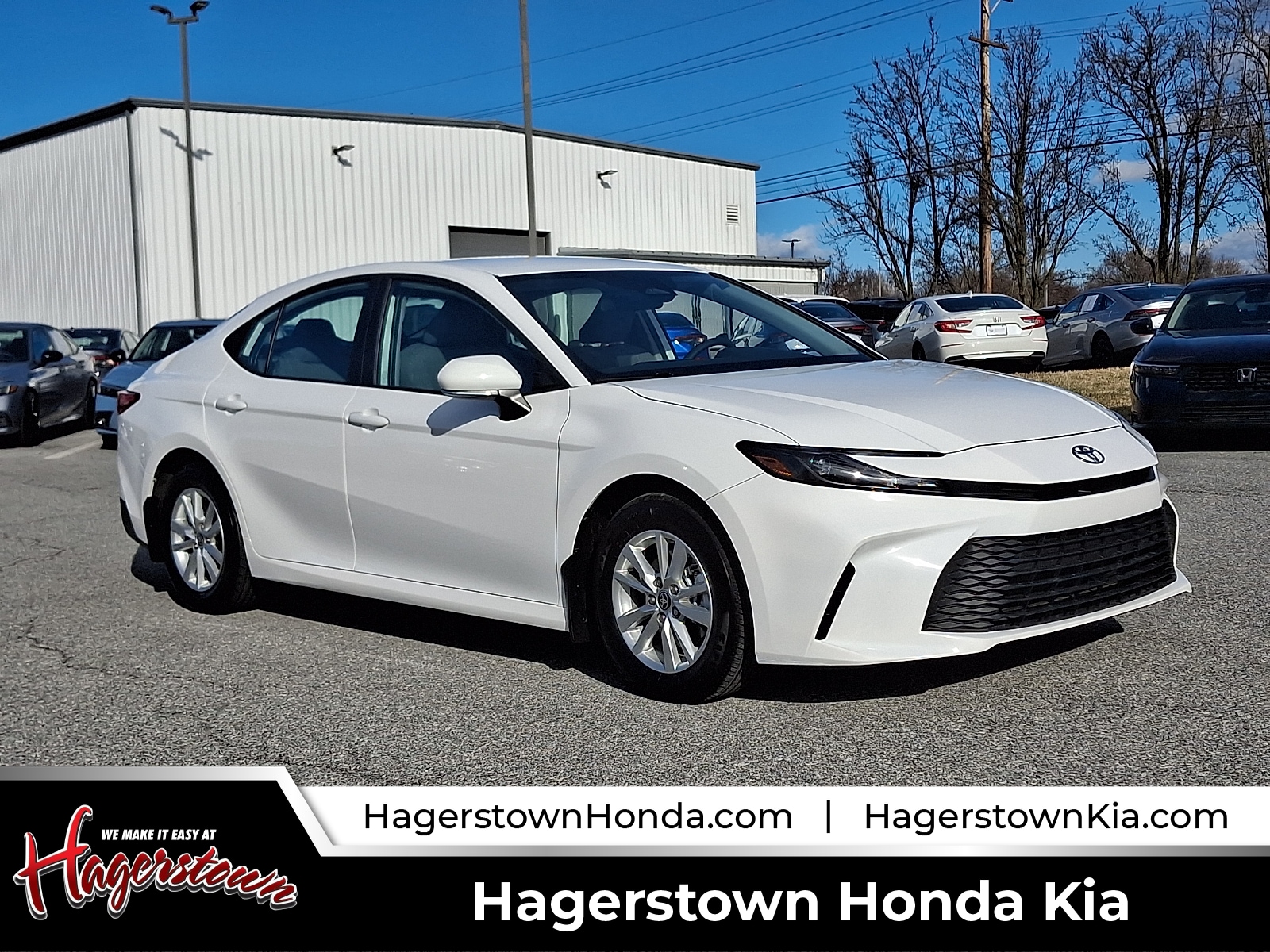 2025 Toyota Camry LE's photo