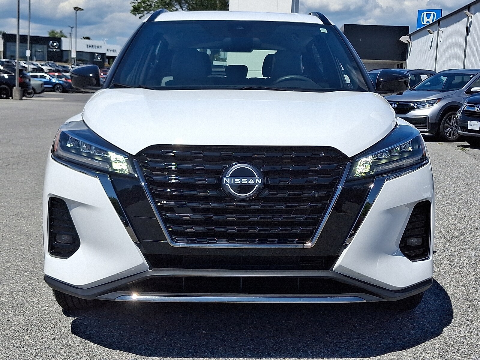 2023 Nissan Kicks SR photo 2