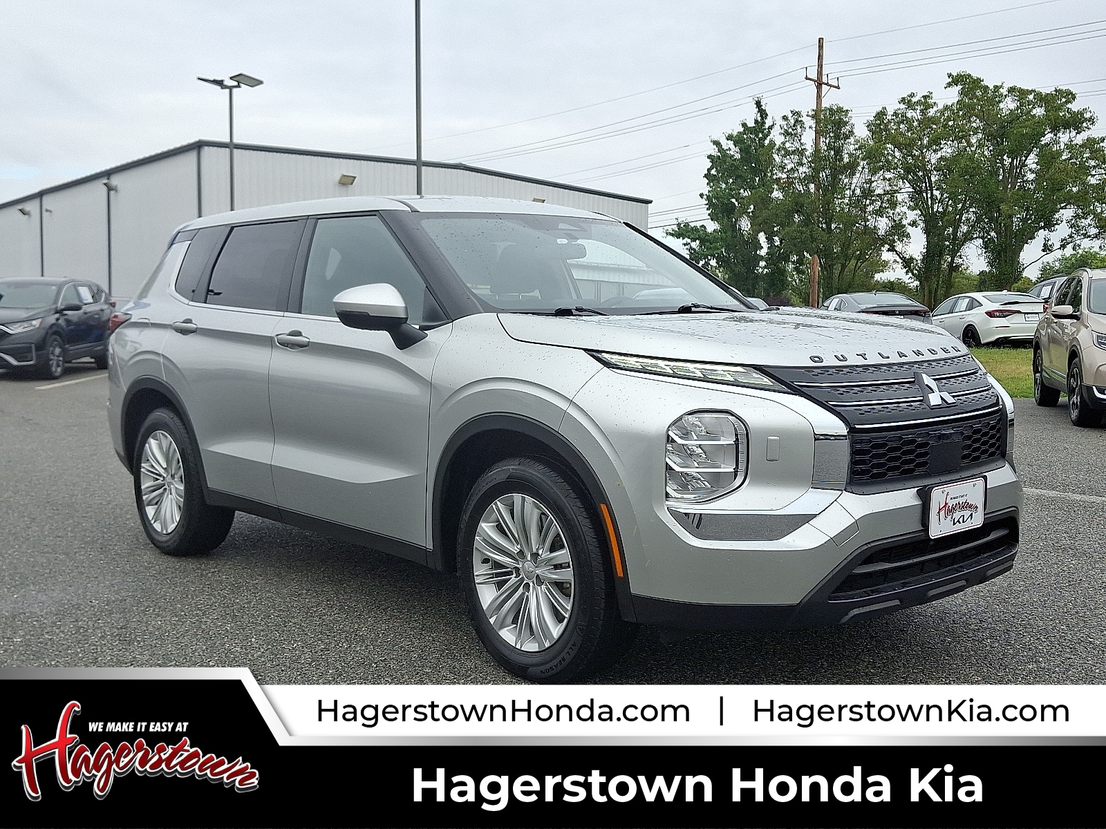 2024 Mitsubishi Outlander ES's photo