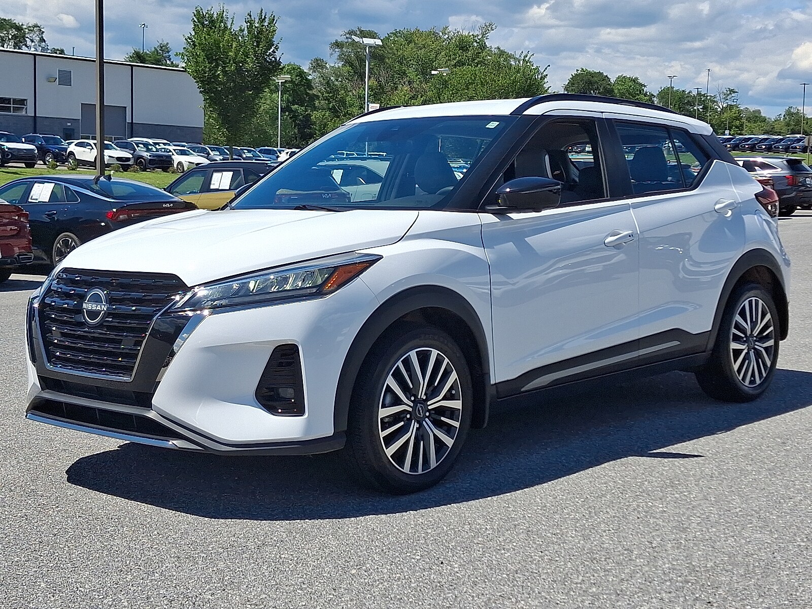 2023 Nissan Kicks SR photo 3