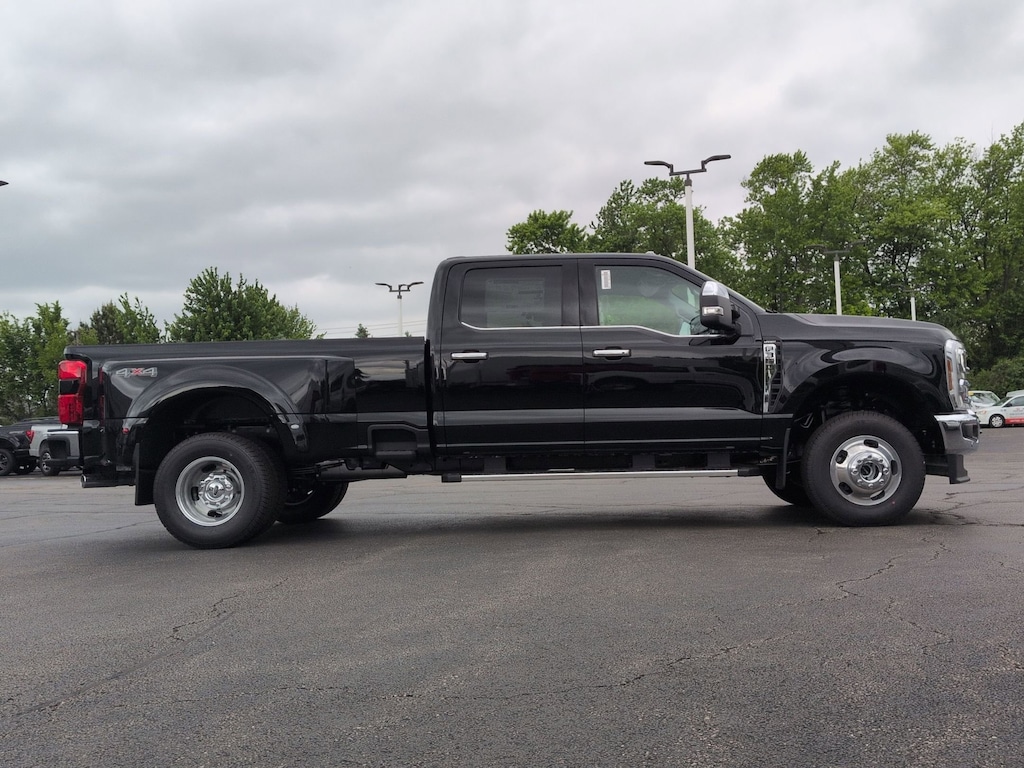 New 2026 Ford Super Duty F-350 DRW LARIAT 4WD Crew Cab 8 Box LARIAT 4WD Crew Cab 8 Box