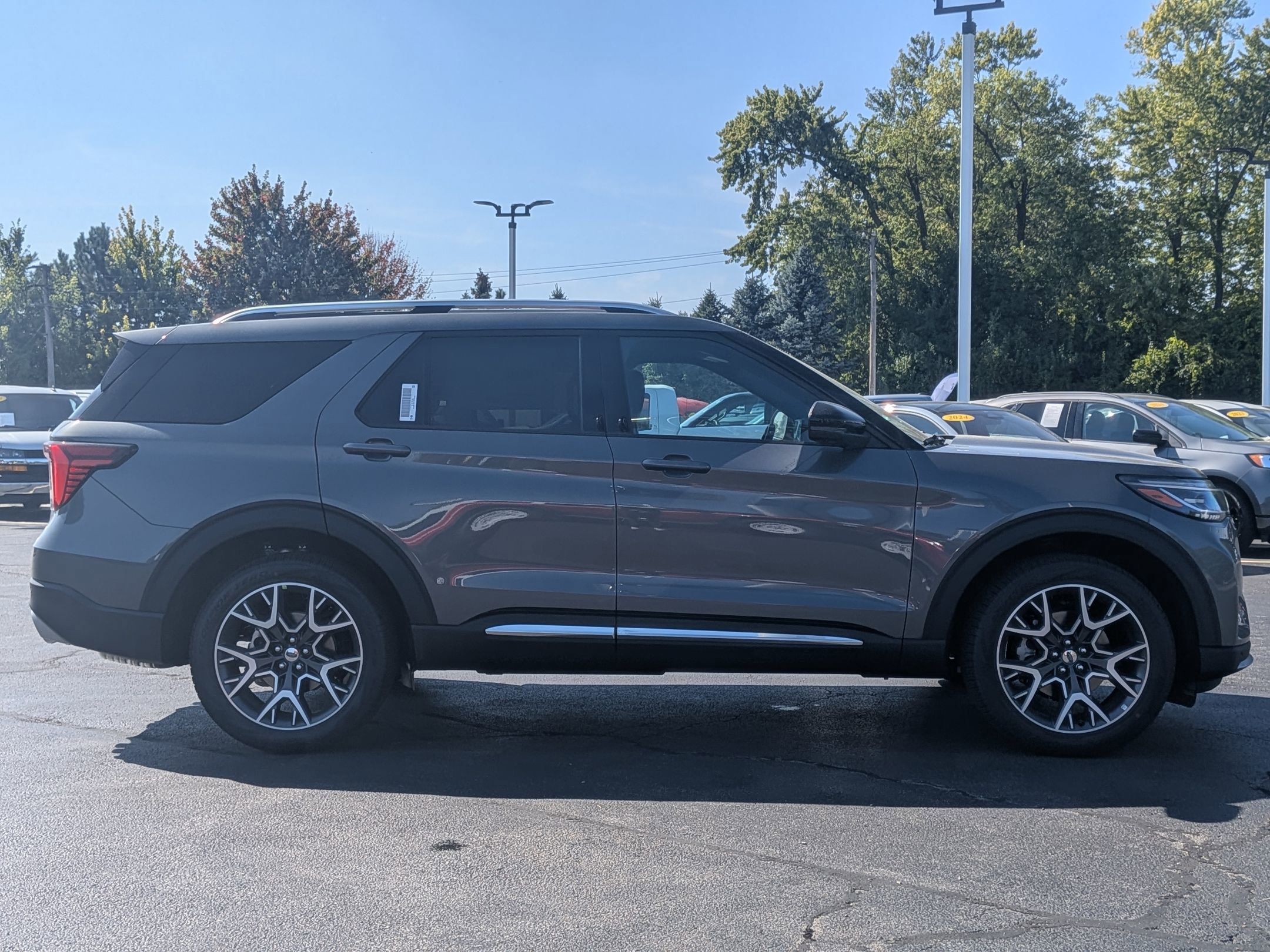 2025 Ford Explorer Platinum photo 4