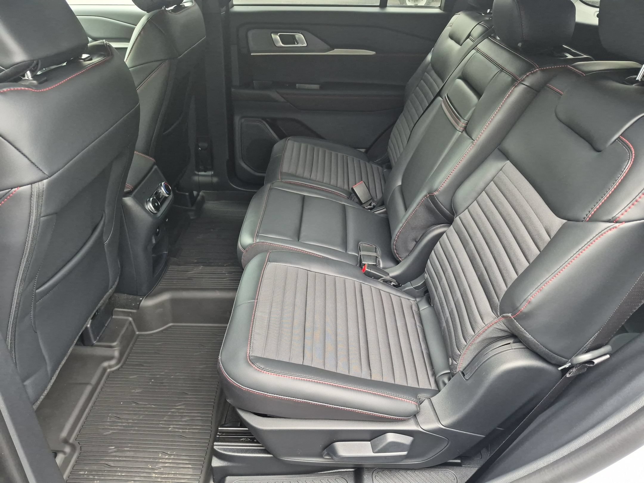 2026 Ford Explorer ST-Line - Photo 25