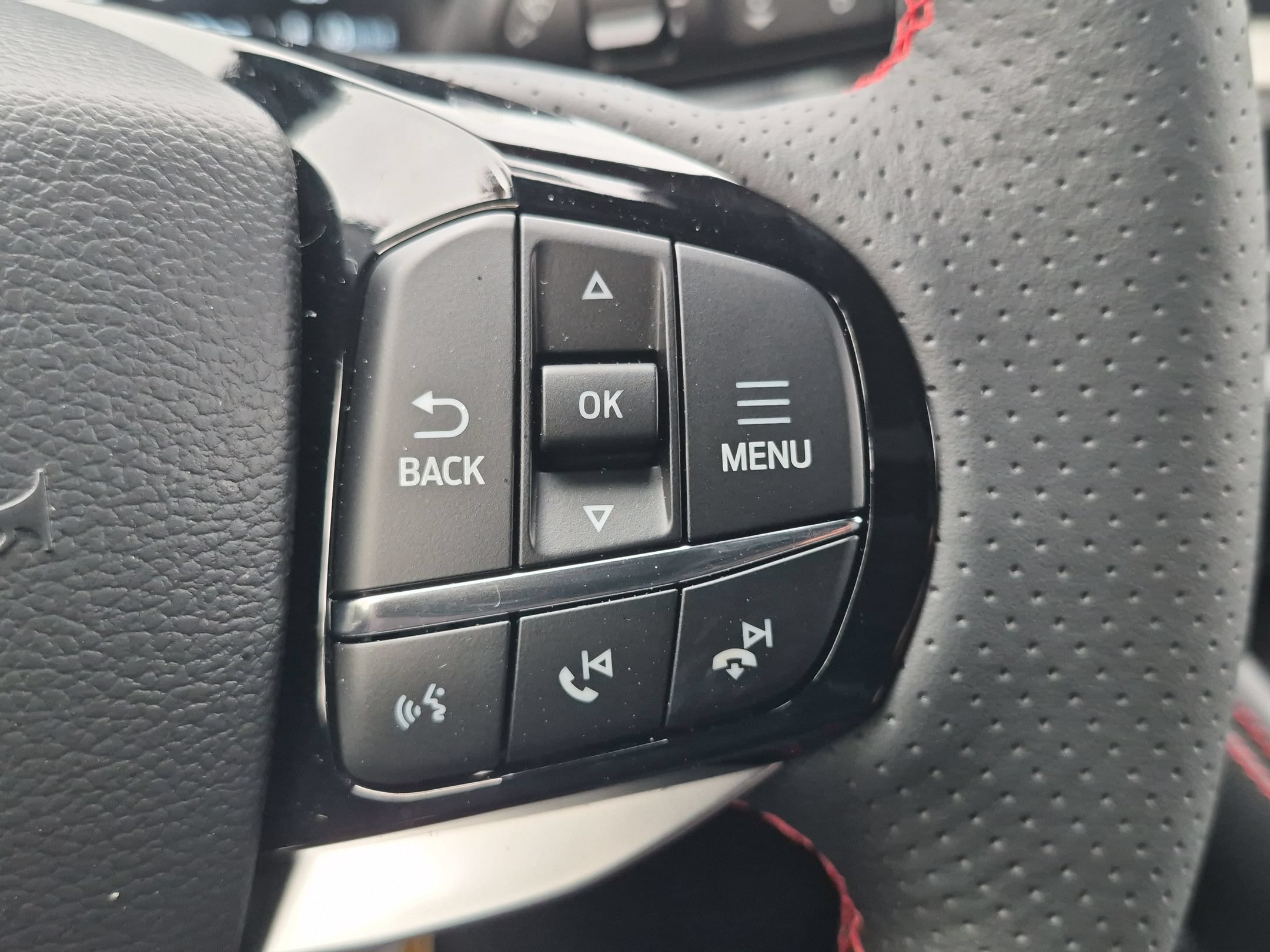 2026 Ford Explorer ST-Line - Photo 16