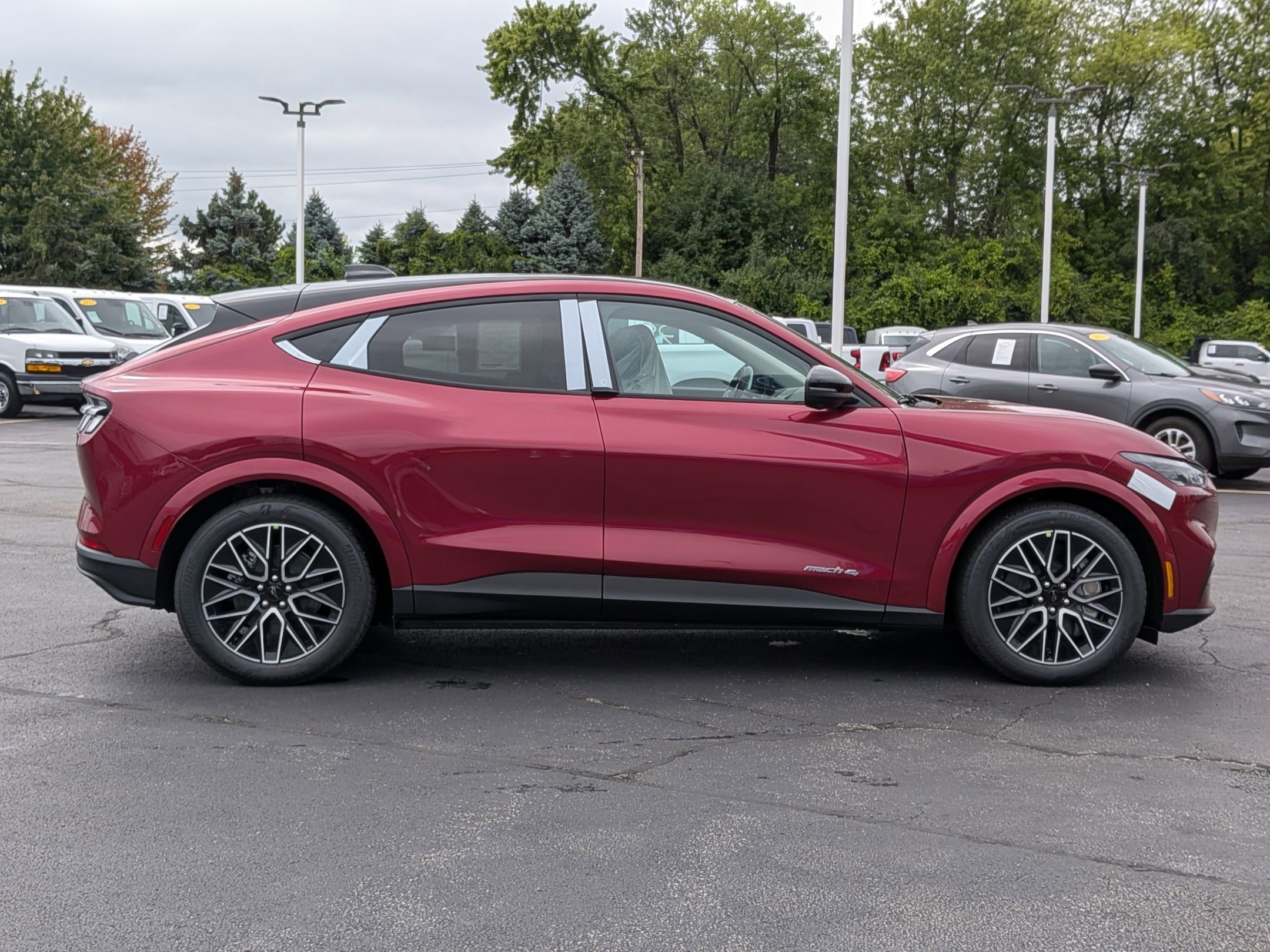 2025 Ford Mustang Mach-E Premium photo 4