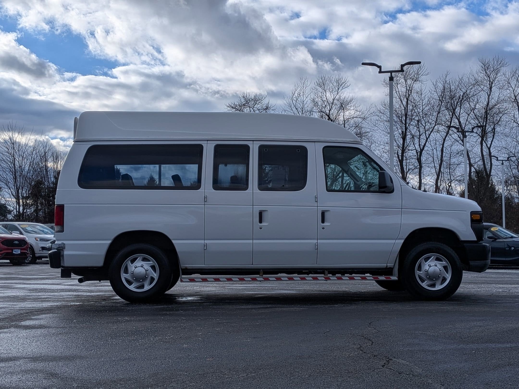 2011 FORD E-150 - Image 4