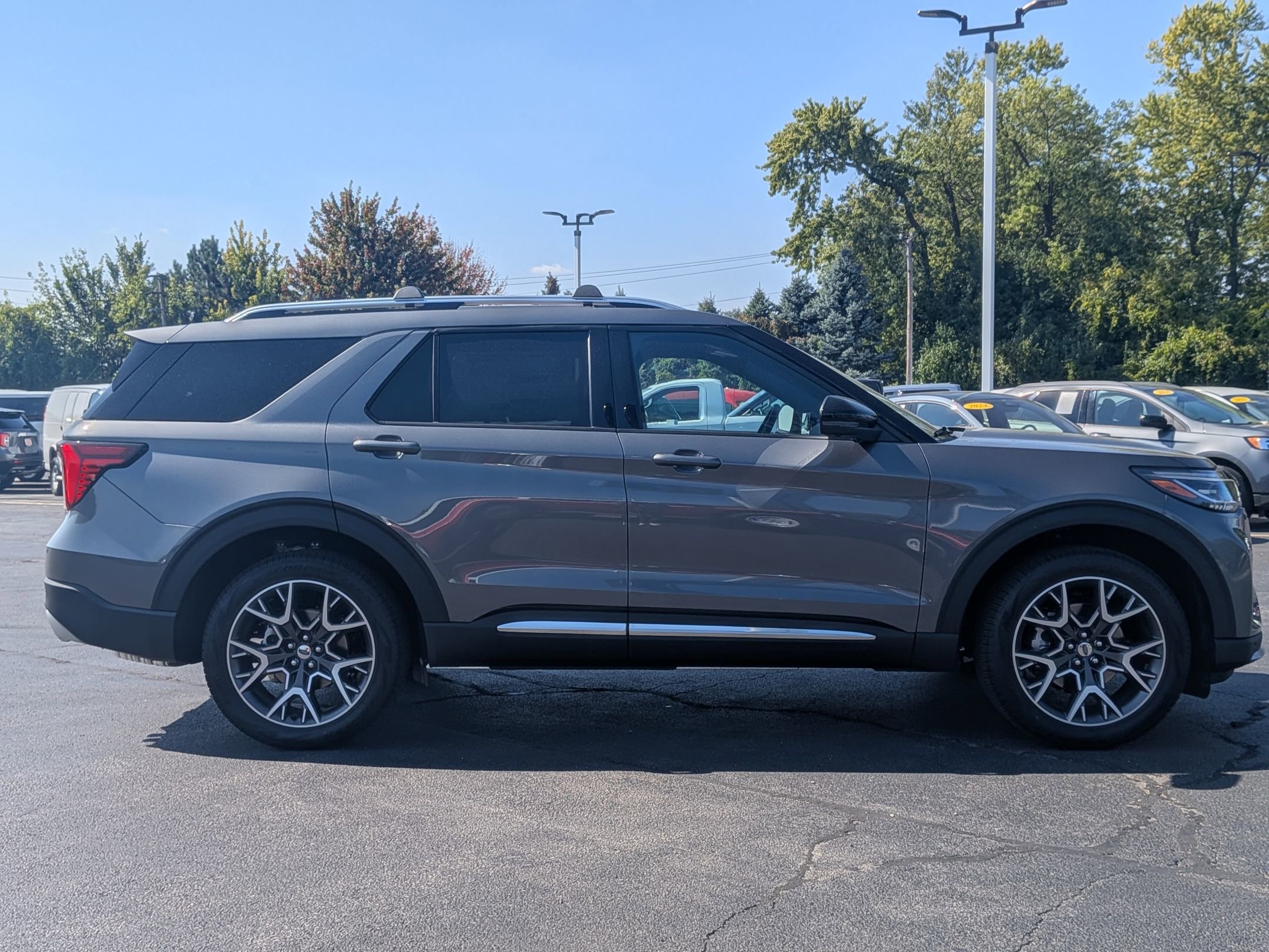 2025 Ford Explorer Platinum photo 4