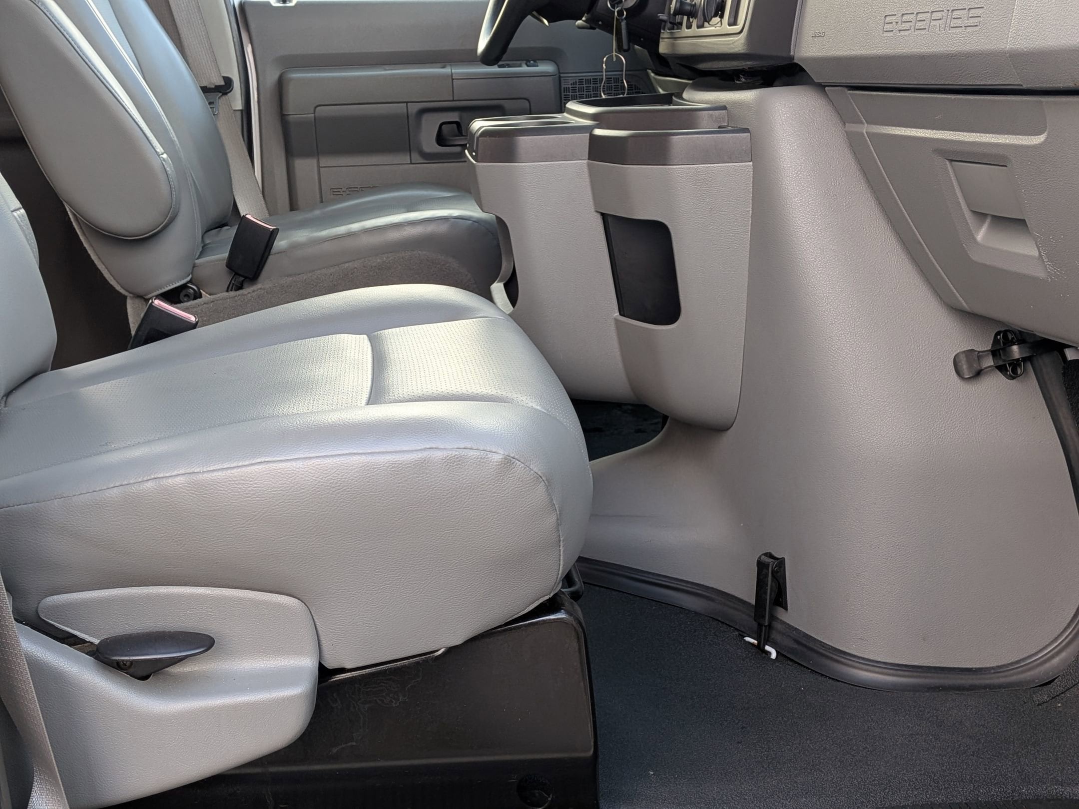 2011 FORD E-150 - Image 27