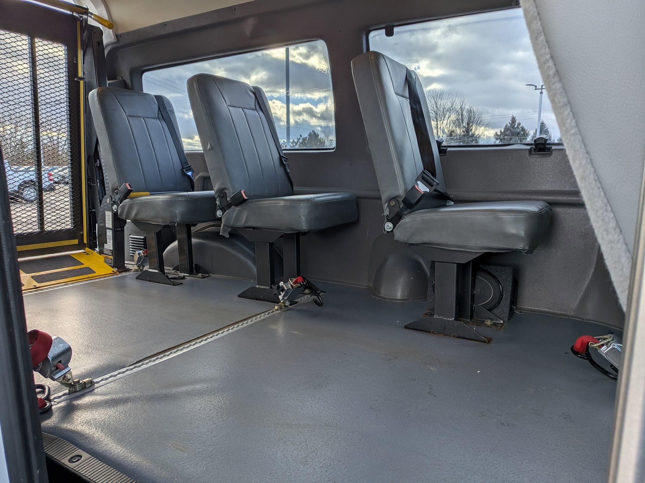 2011 FORD E-150 - Image 20