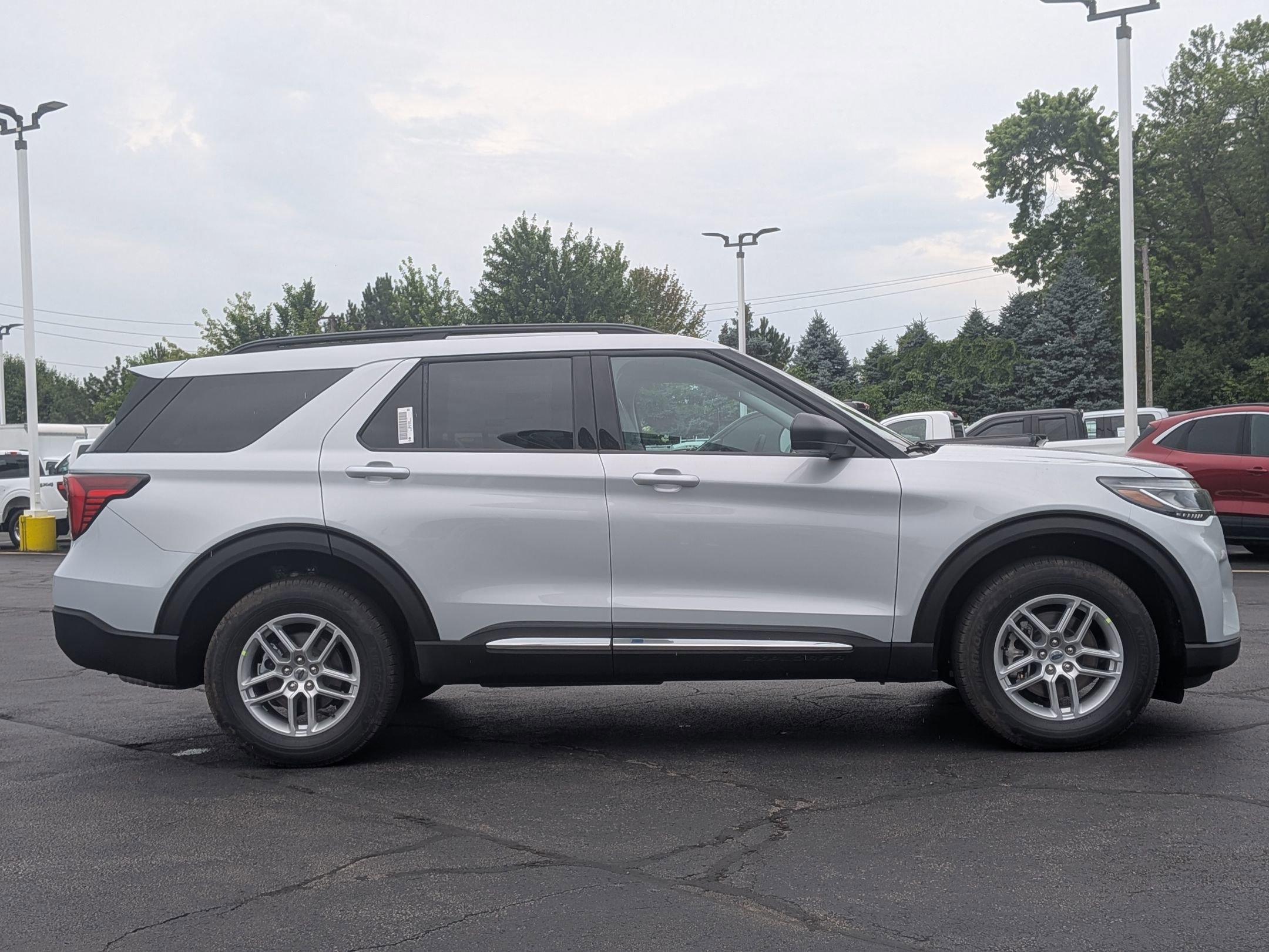 2025 Ford Explorer photo 4