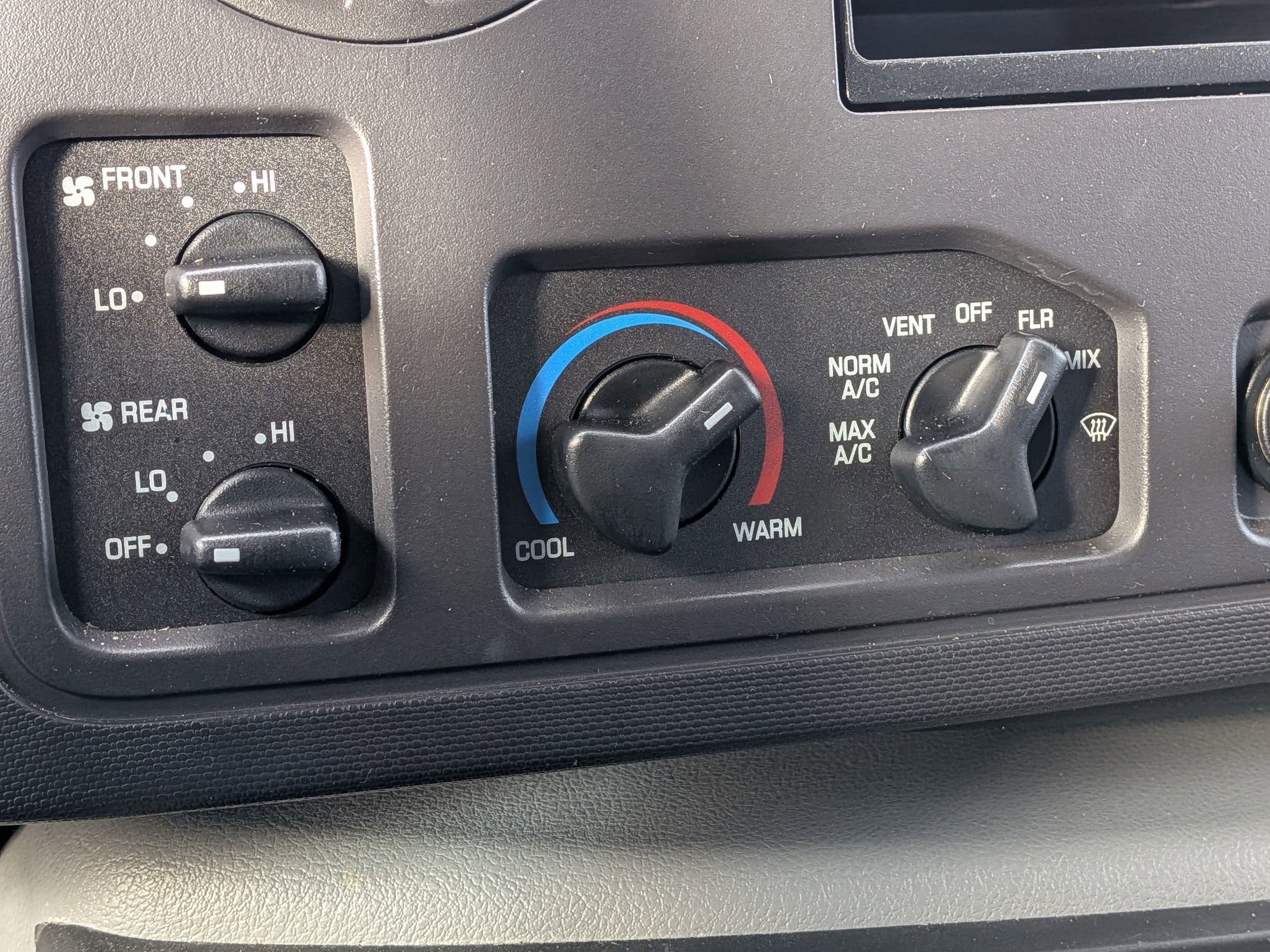 2011 FORD E-150 - Image 15