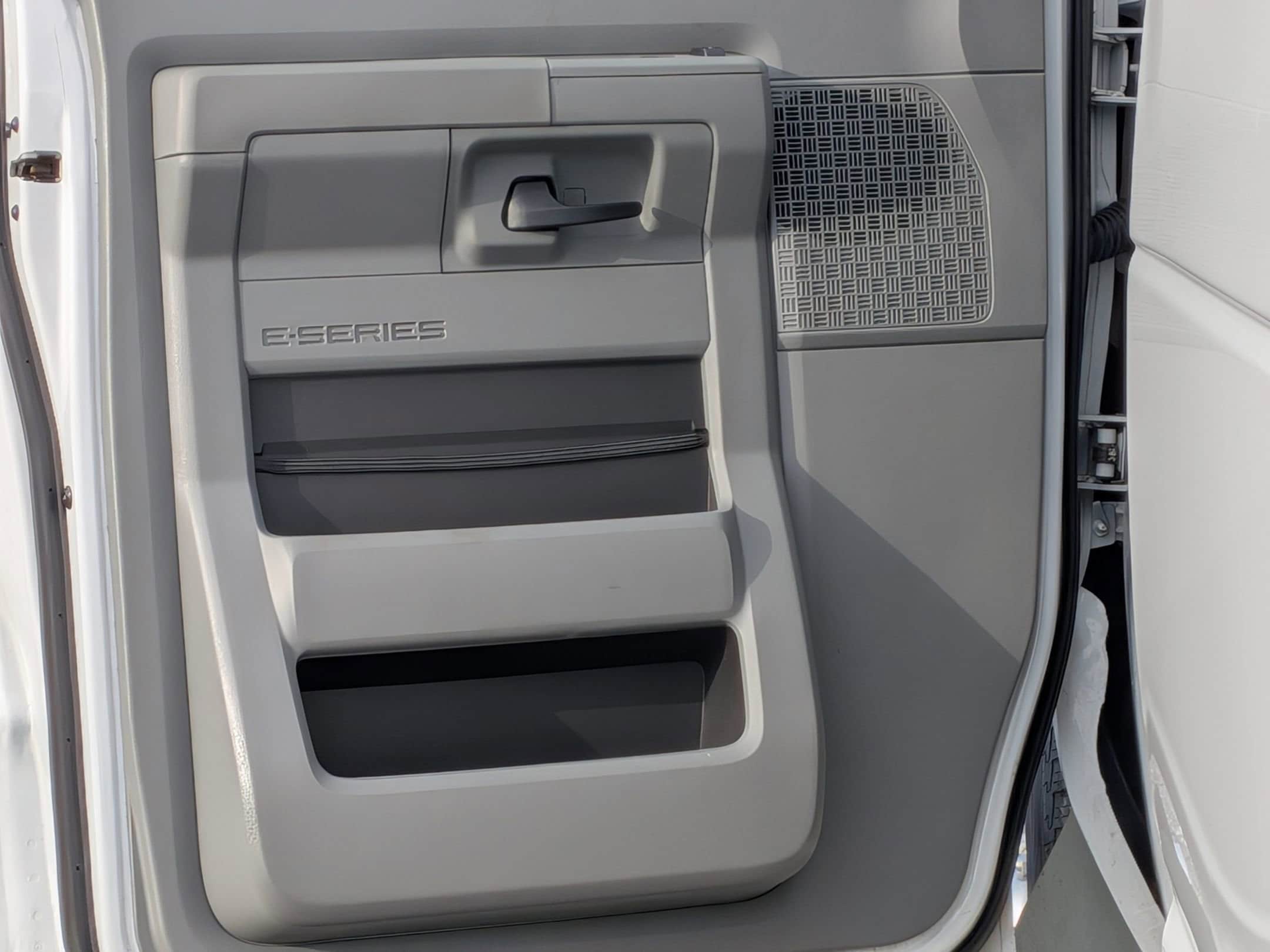 2011 FORD E-150 - Image 12