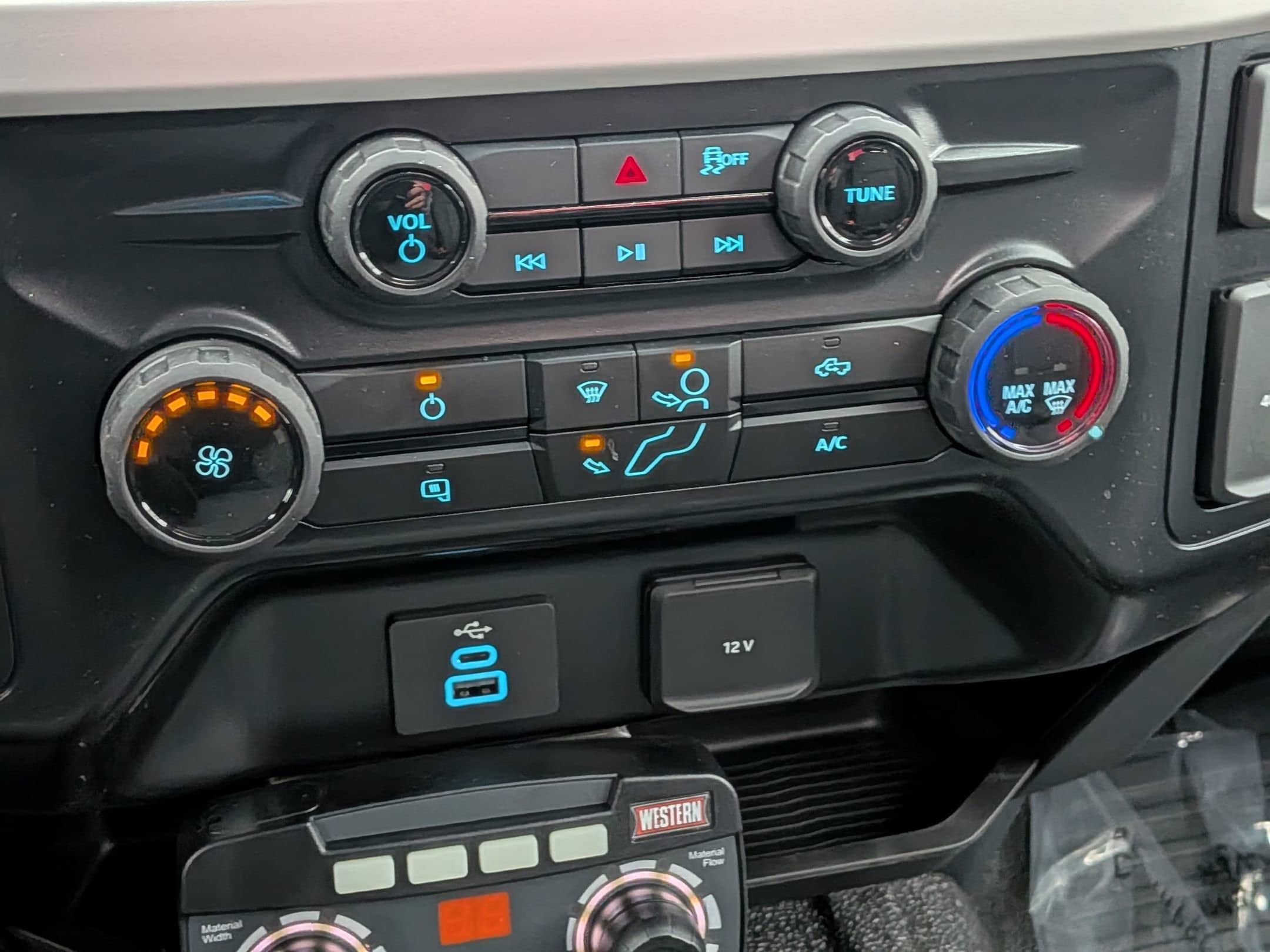 2025 FORD F-350 - Image 18