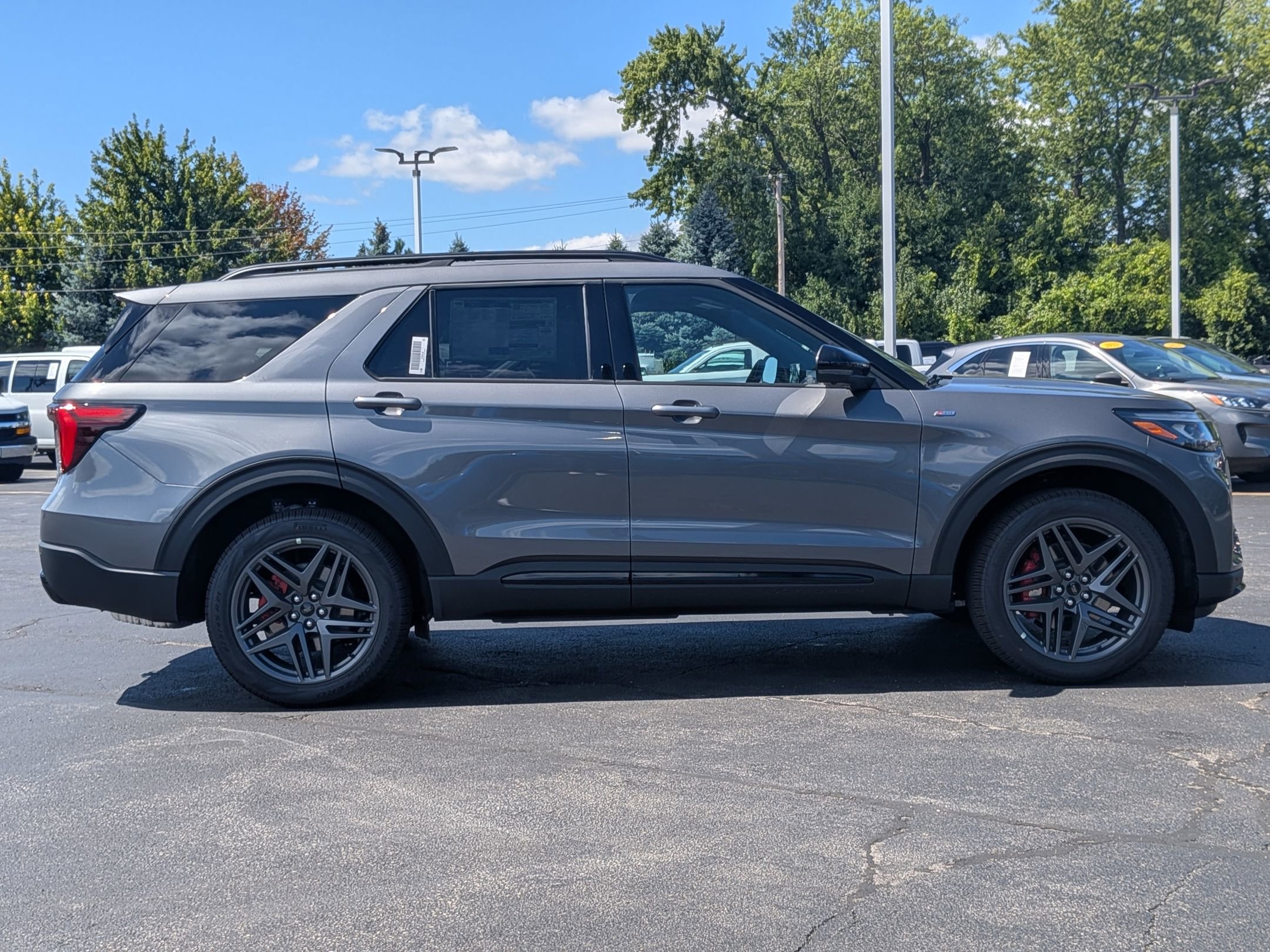2025 Ford Explorer ST-Line photo 2
