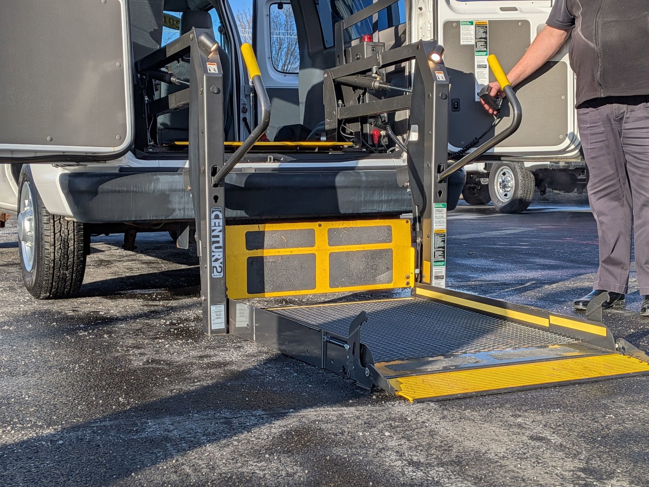 2011 FORD E-150 - Image 22