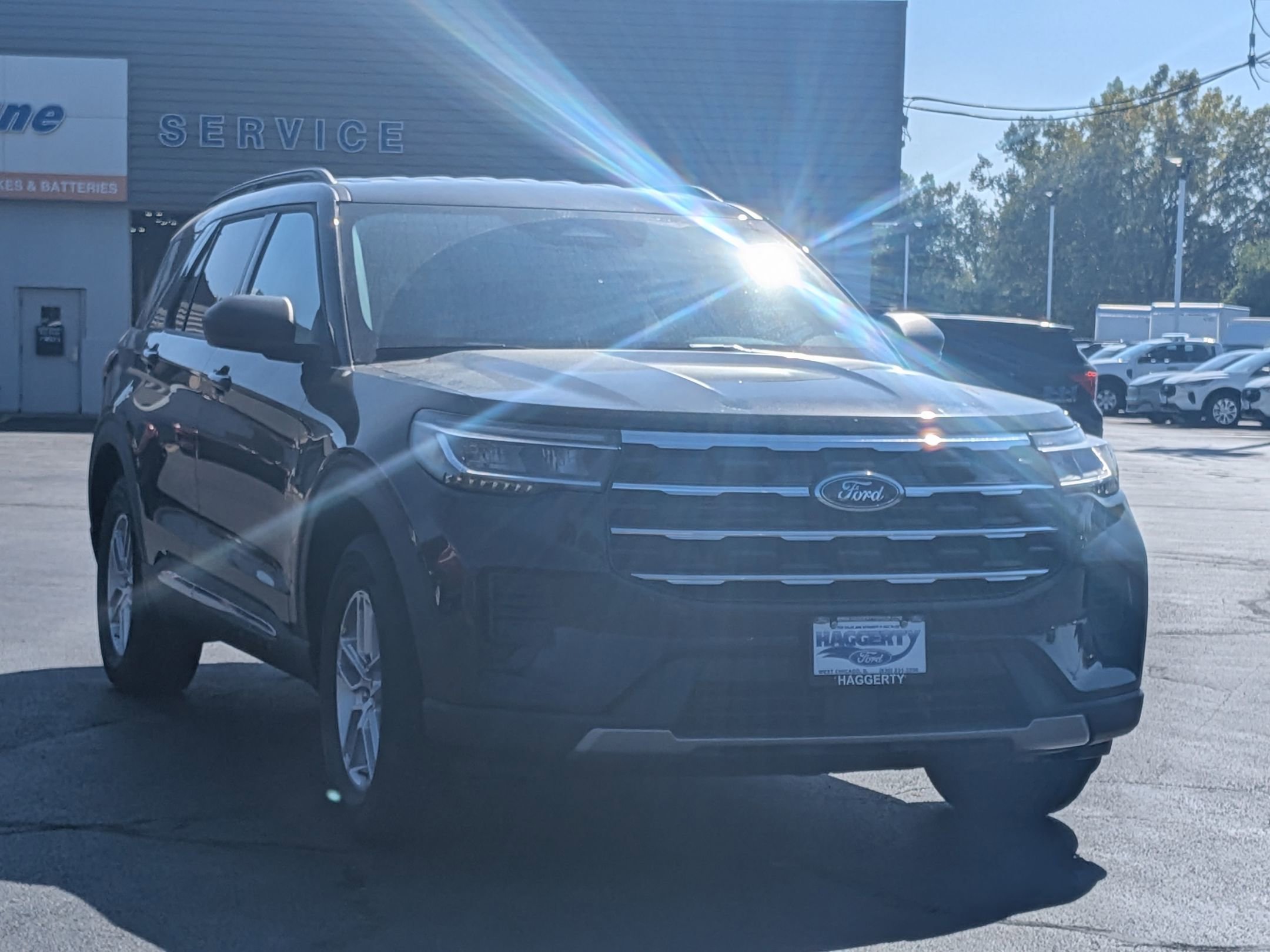 2025 Ford Explorer photo 2