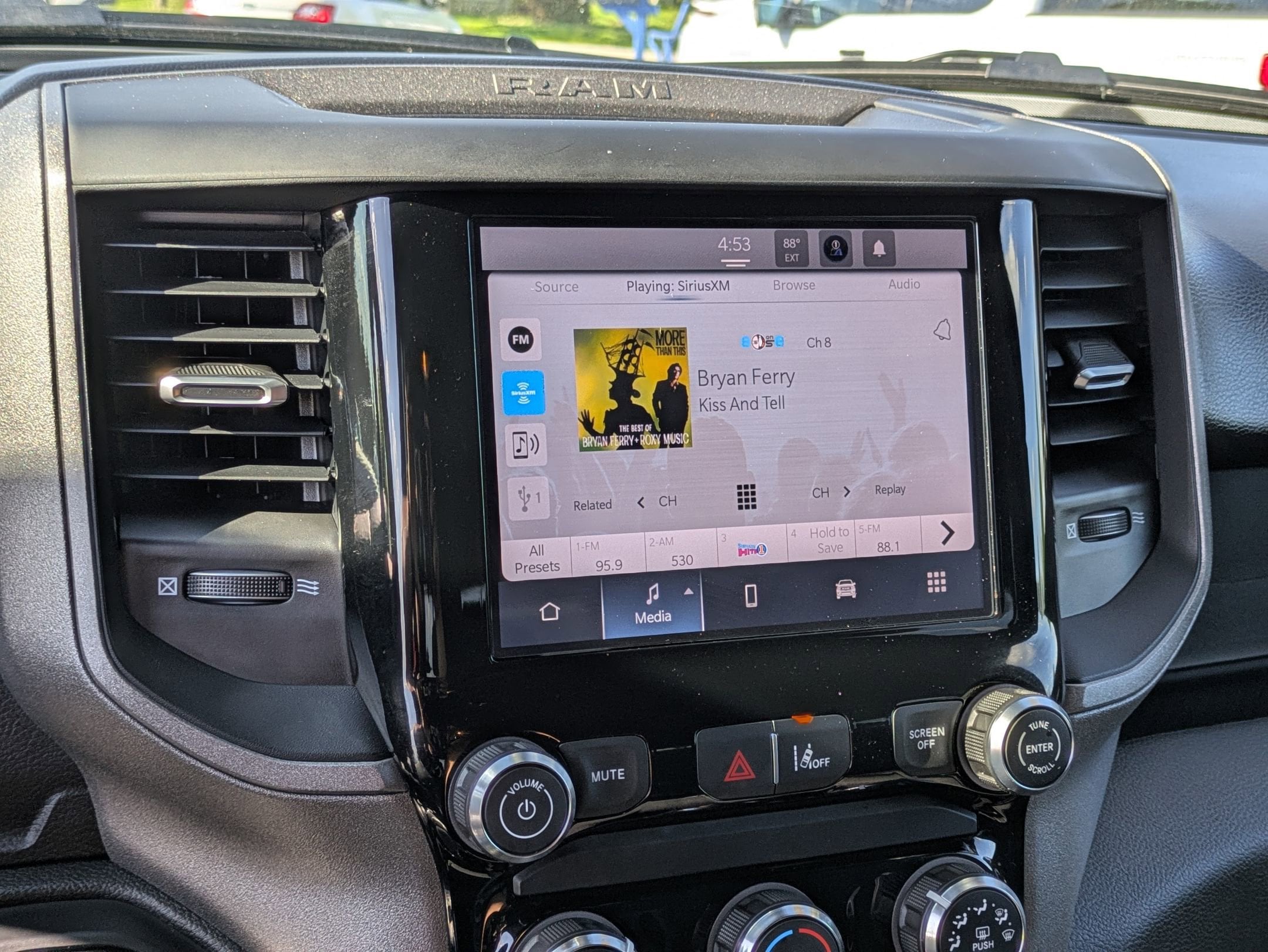 2025 RAM 1500 - Image 15