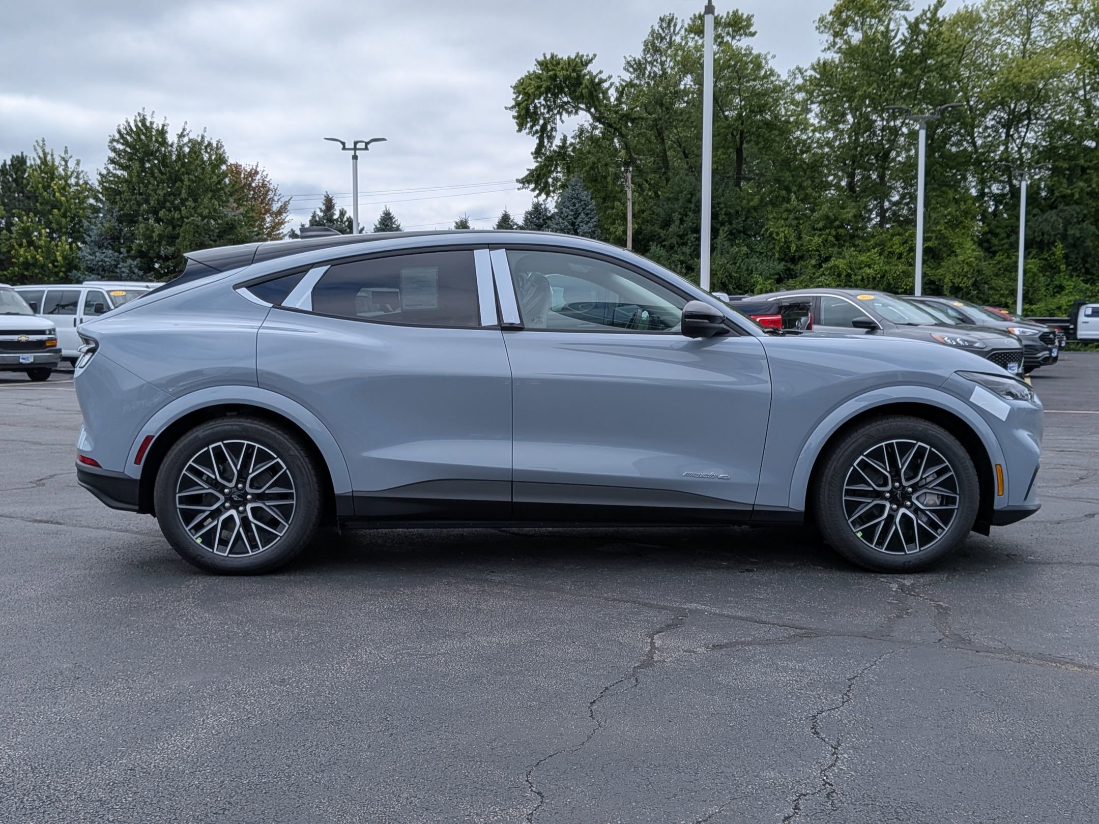 2025 Ford Mustang Mach-E Premium photo 4
