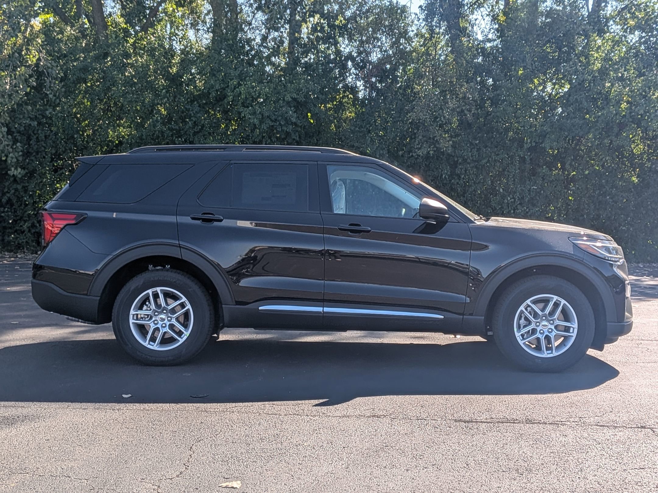 2025 Ford Explorer photo 3