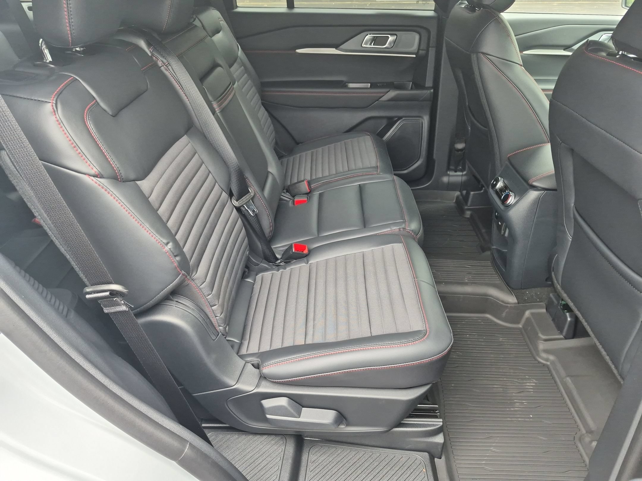 2026 Ford Explorer ST-Line - Photo 29