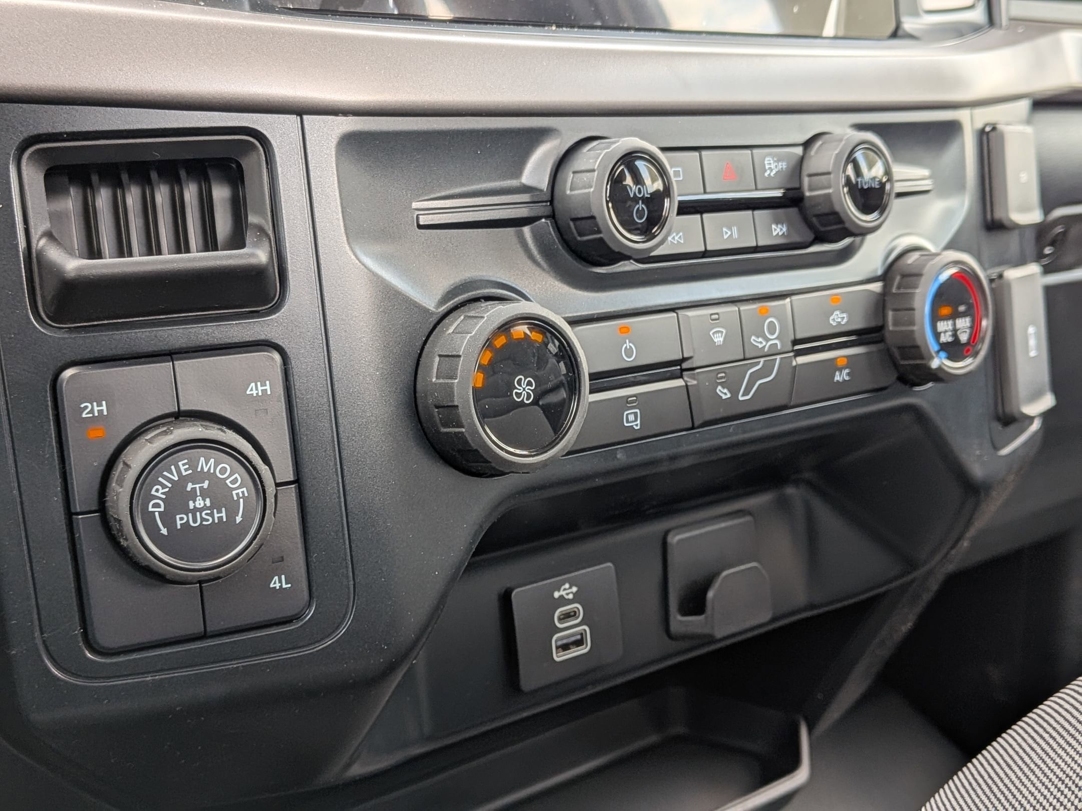 2025 FORD F-150 - Image 17