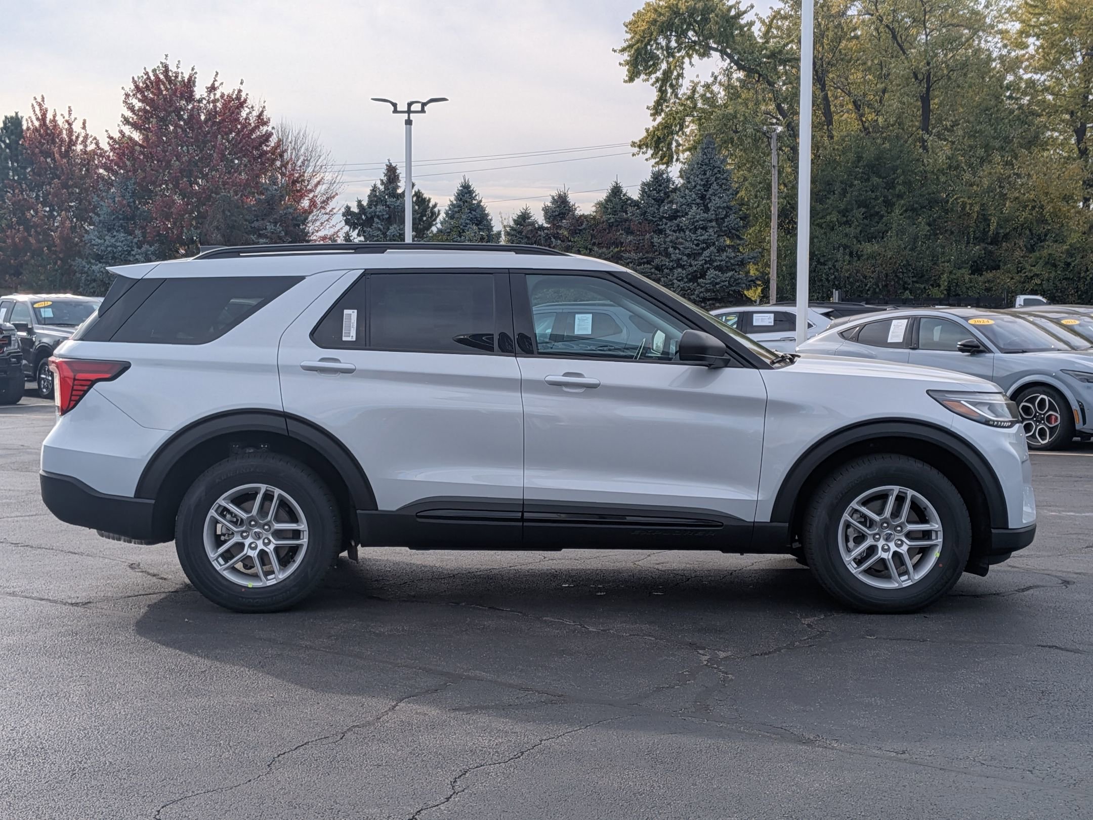 2026 Ford Explorer photo 3
