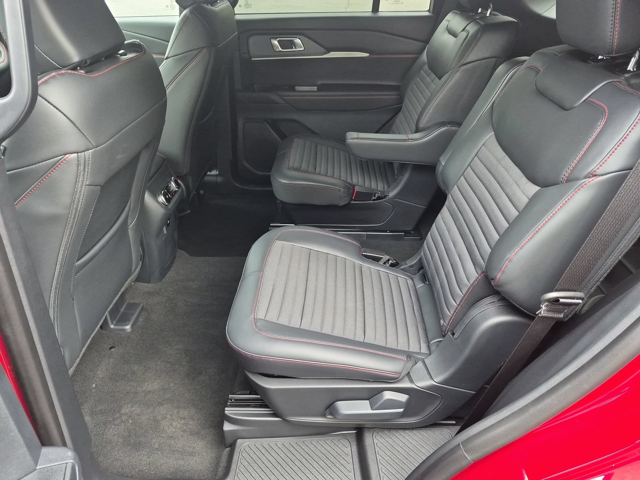 2026 Ford Explorer ST-Line - Photo 26
