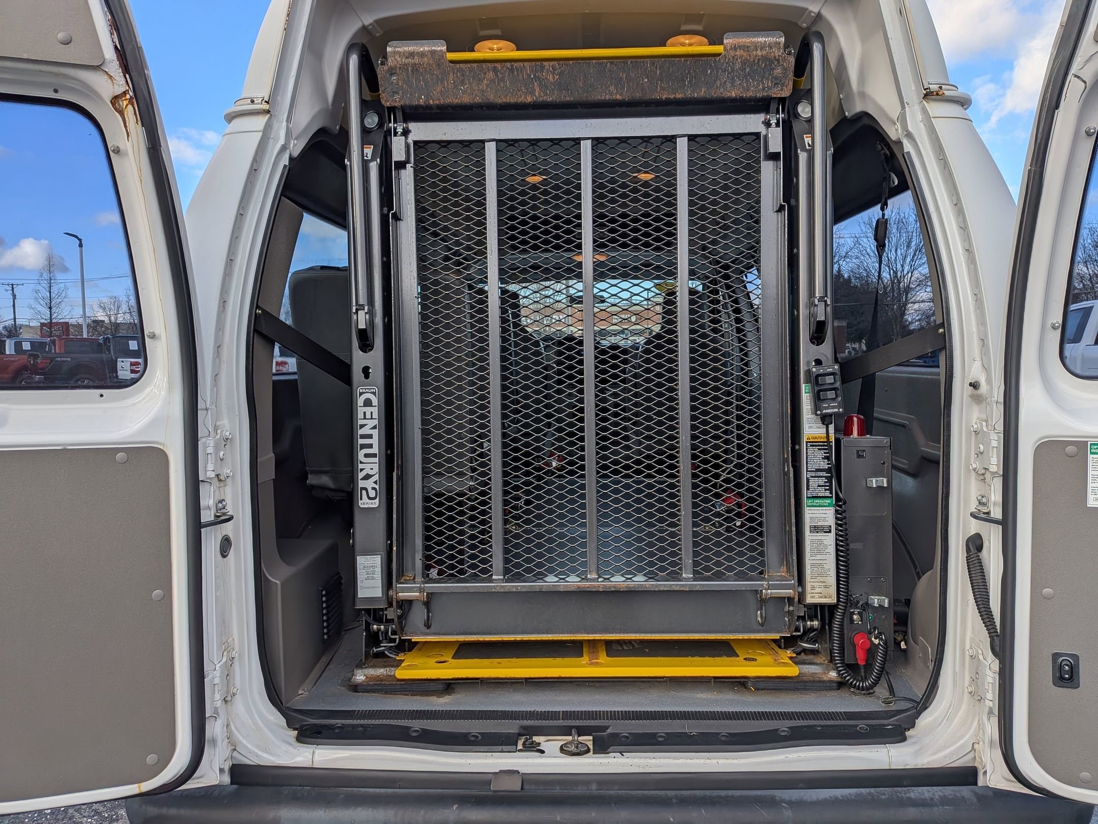 2011 FORD E-150 - Image 23