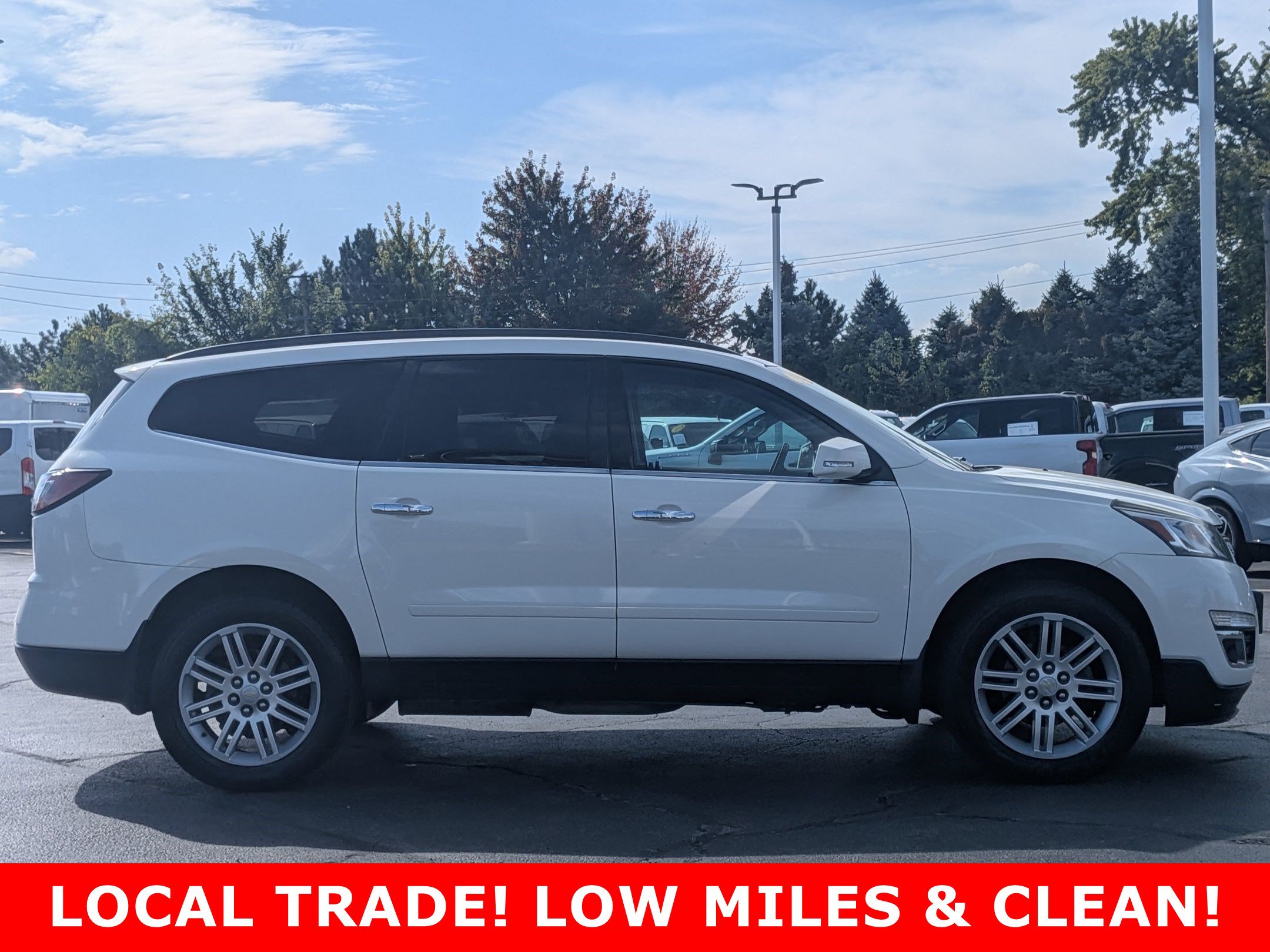 2015 Chevrolet Traverse 1LT photo 2