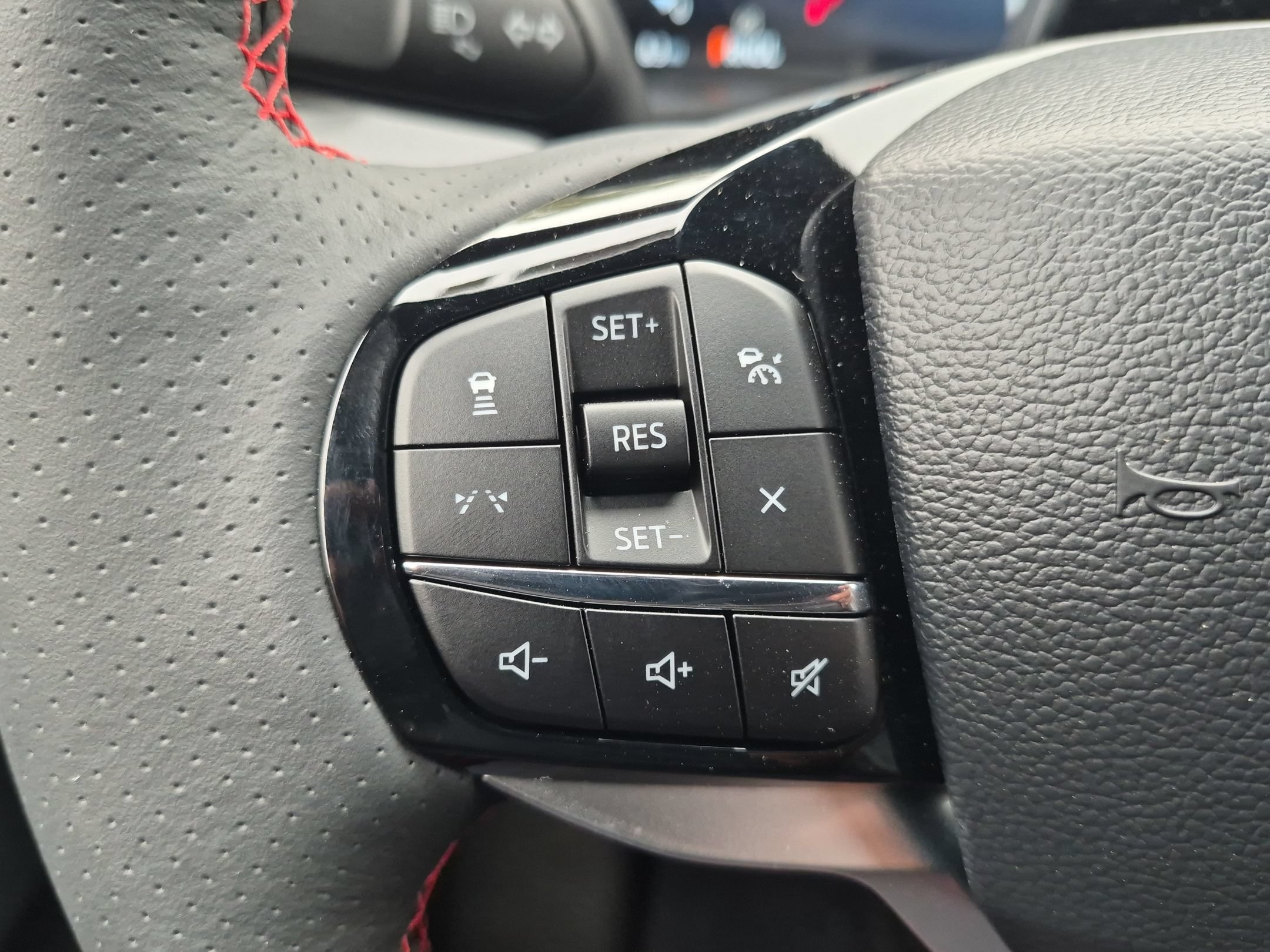 2026 Ford Explorer ST-Line - Photo 14