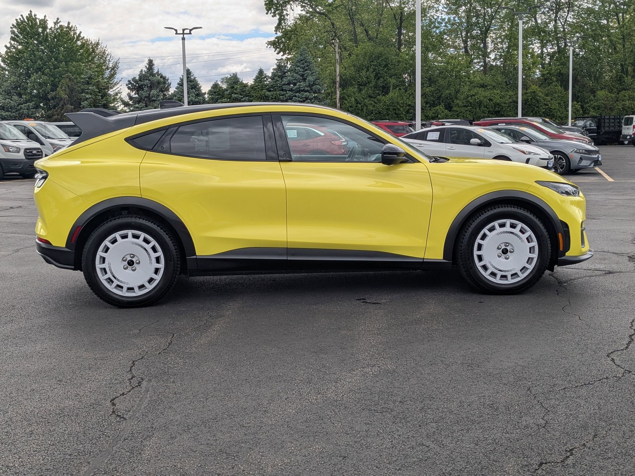 2025 FORD MUSTANG MACH-E - Image 4