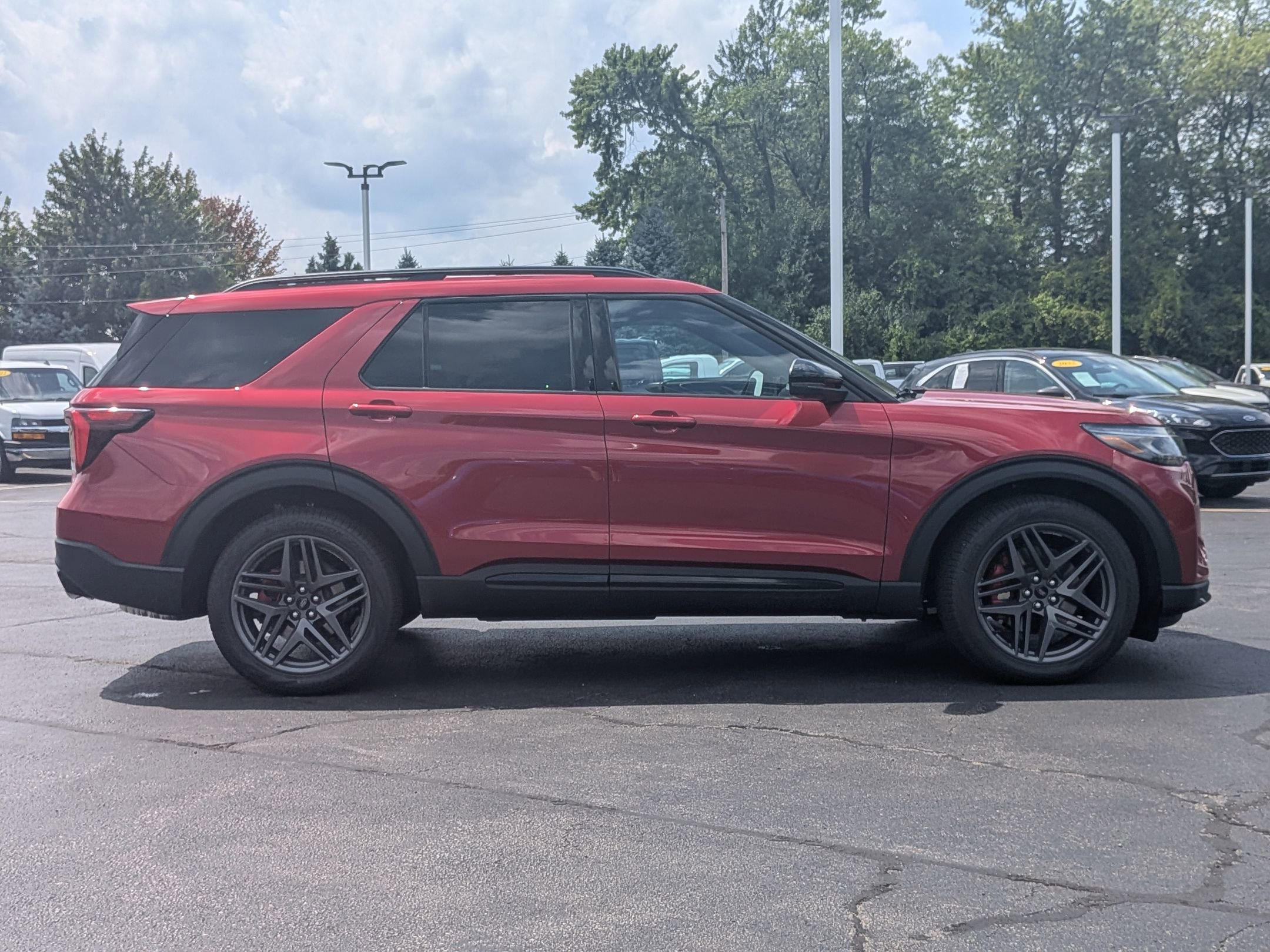 2025 Ford Explorer ST-Line photo 4