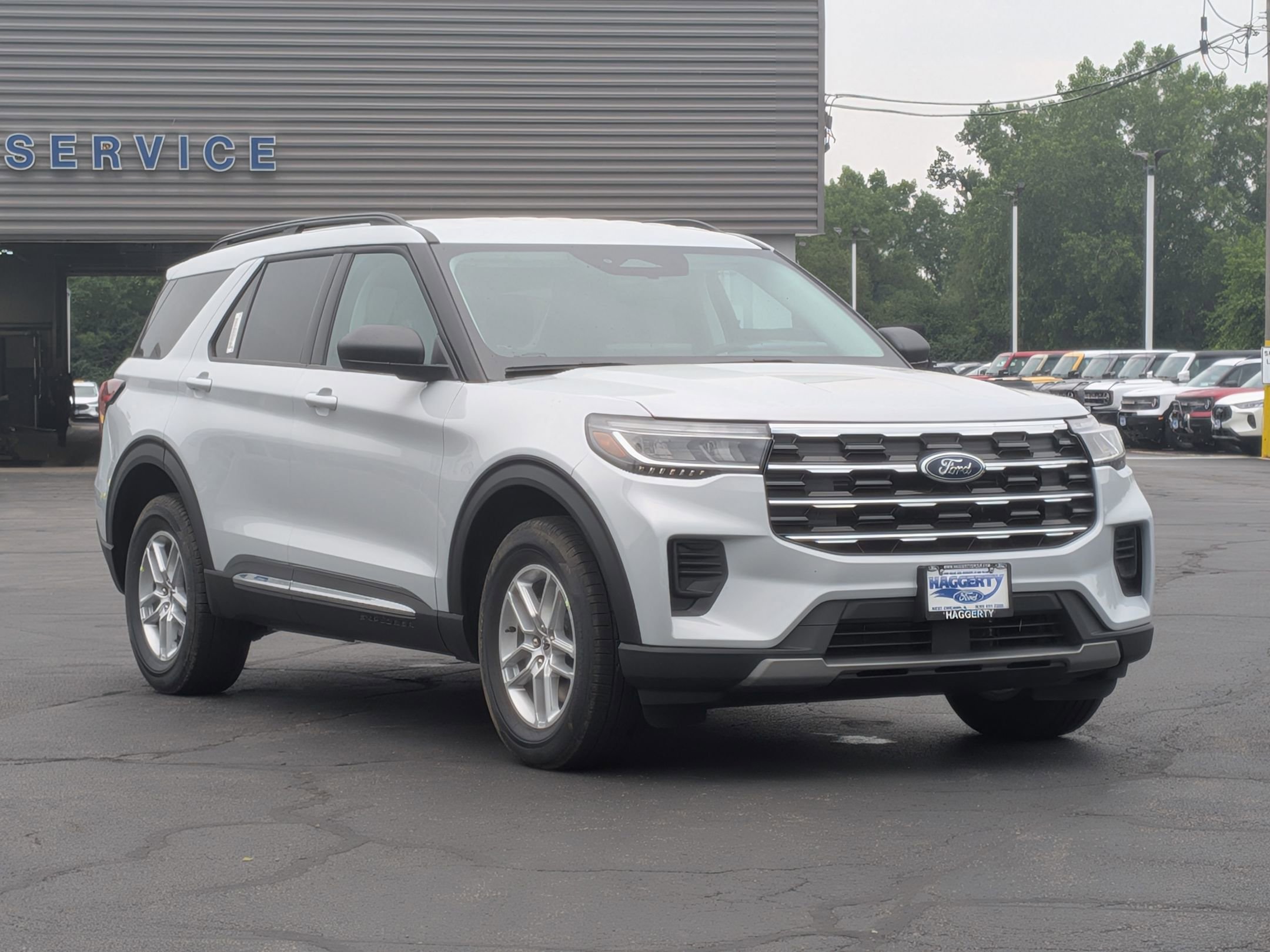 2025 Ford Explorer photo 3
