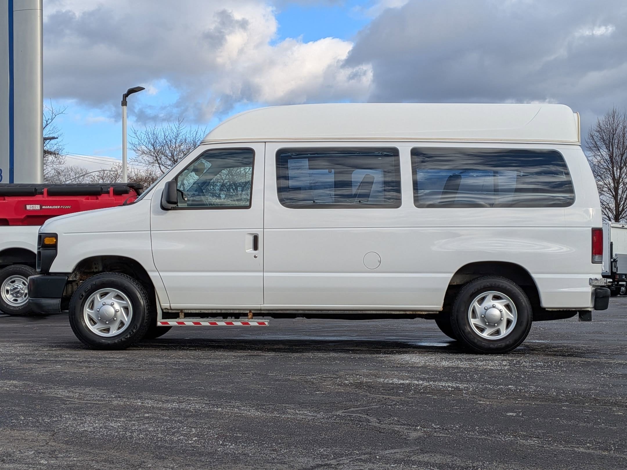 2011 FORD E-150 - Image 8