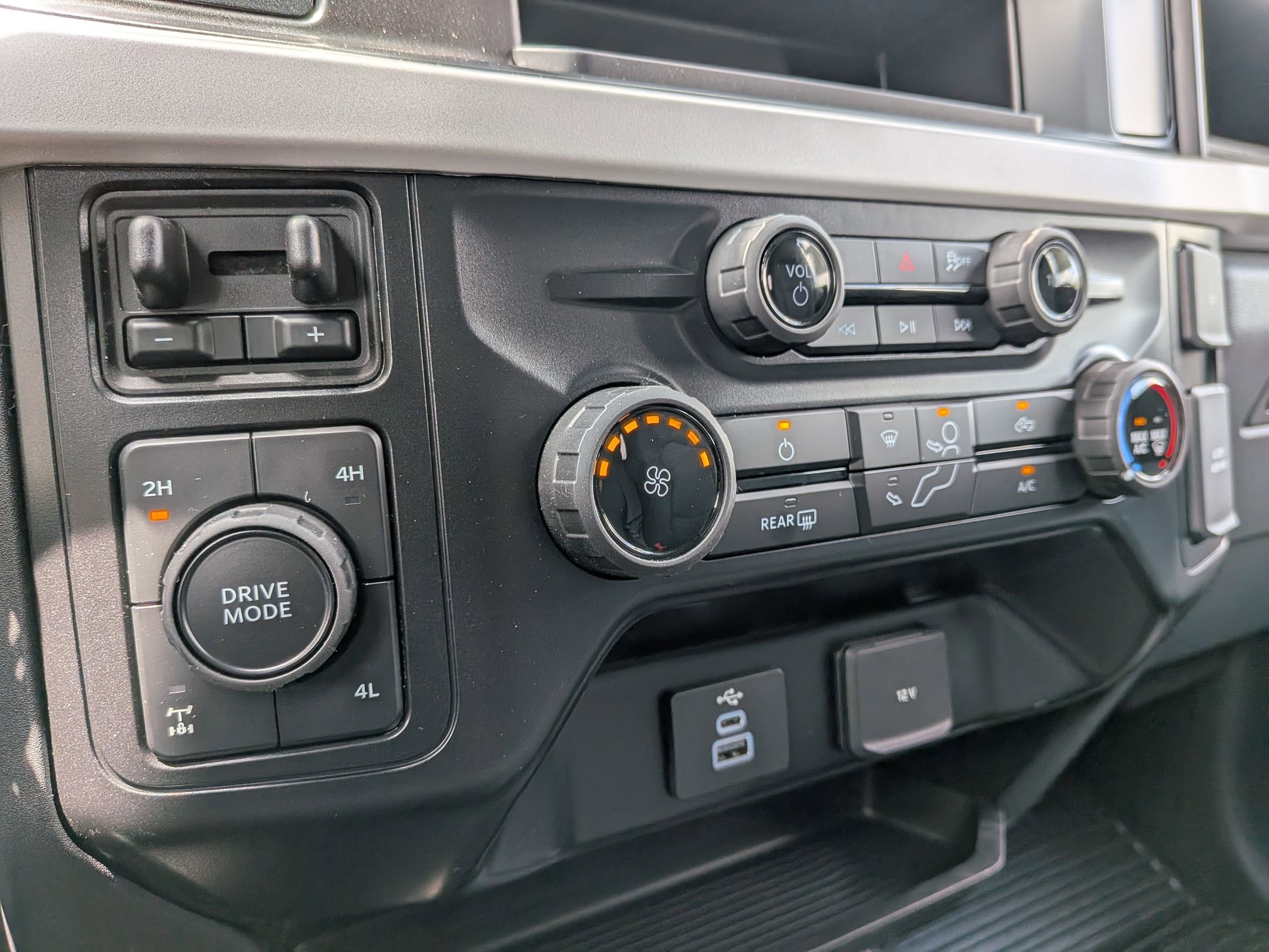 2025 FORD F-250 - Image 18