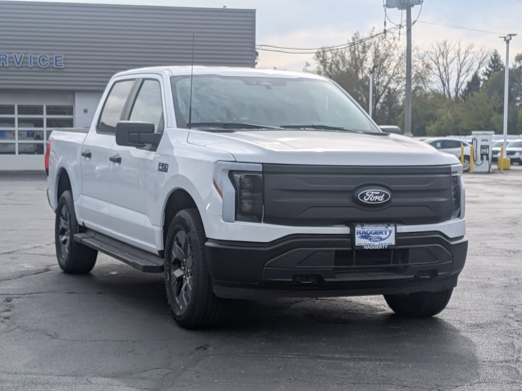 New 2025 Ford F-150 Lightning Pro 4WD SuperCrew 5.5 Box Pro 4WD SuperCrew 5.5 Box