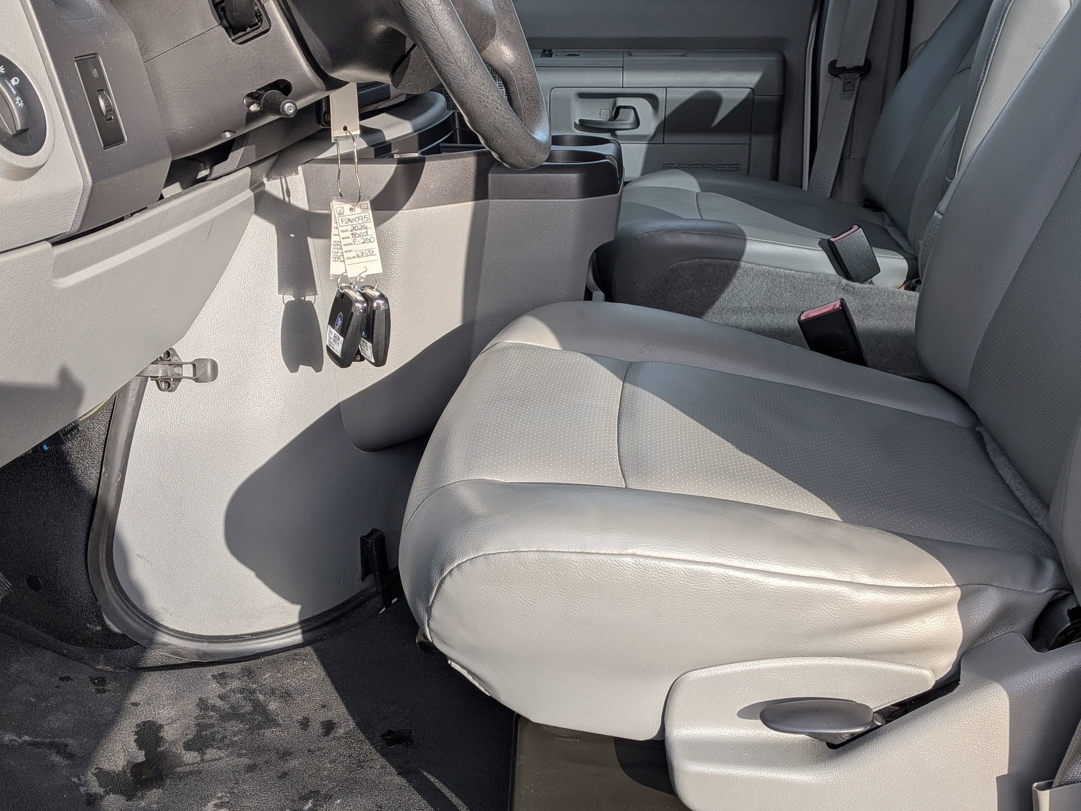 2011 FORD E-150 - Image 11