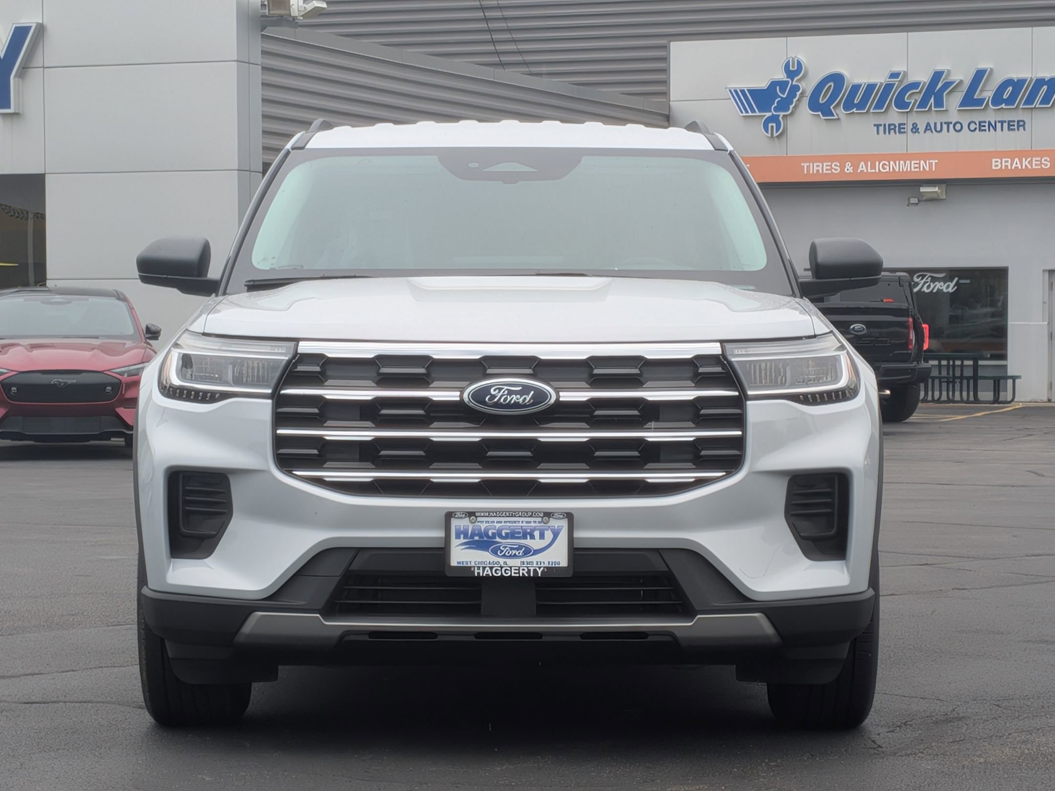 2025 Ford Explorer photo 2
