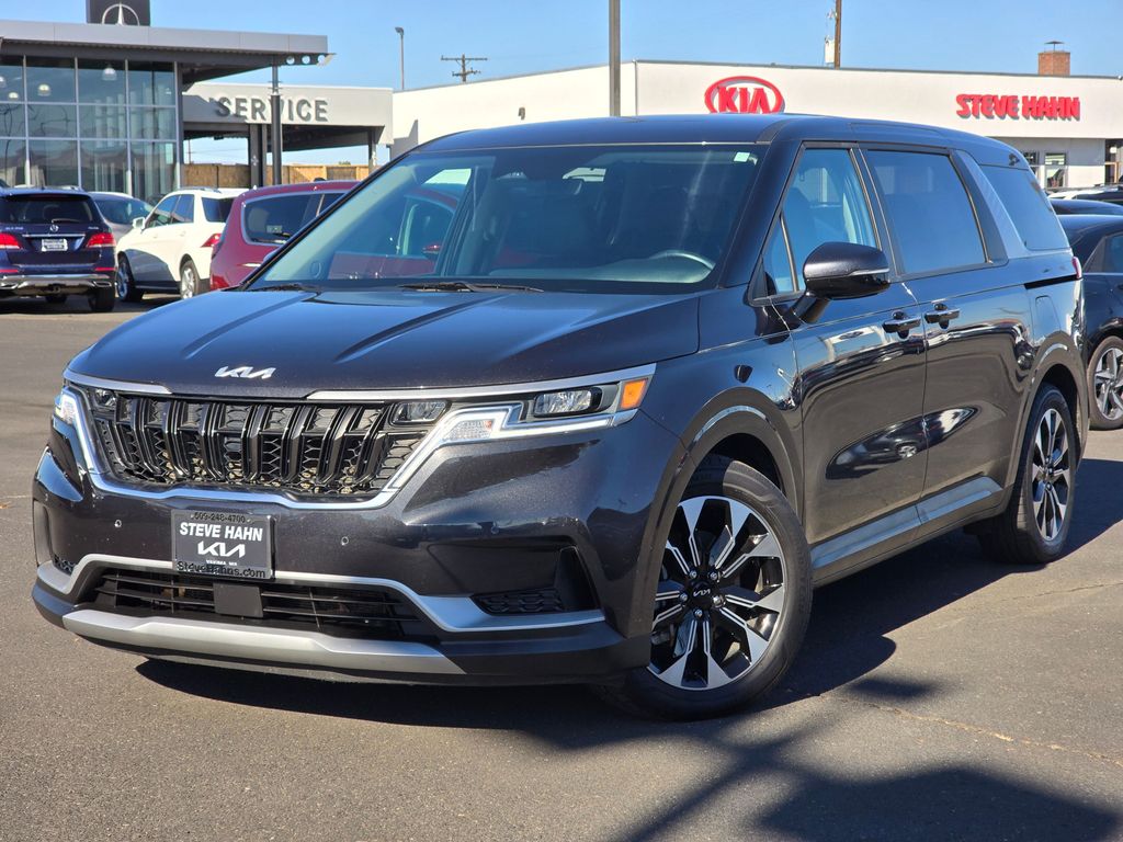 2022 Kia Carnival EX's photo