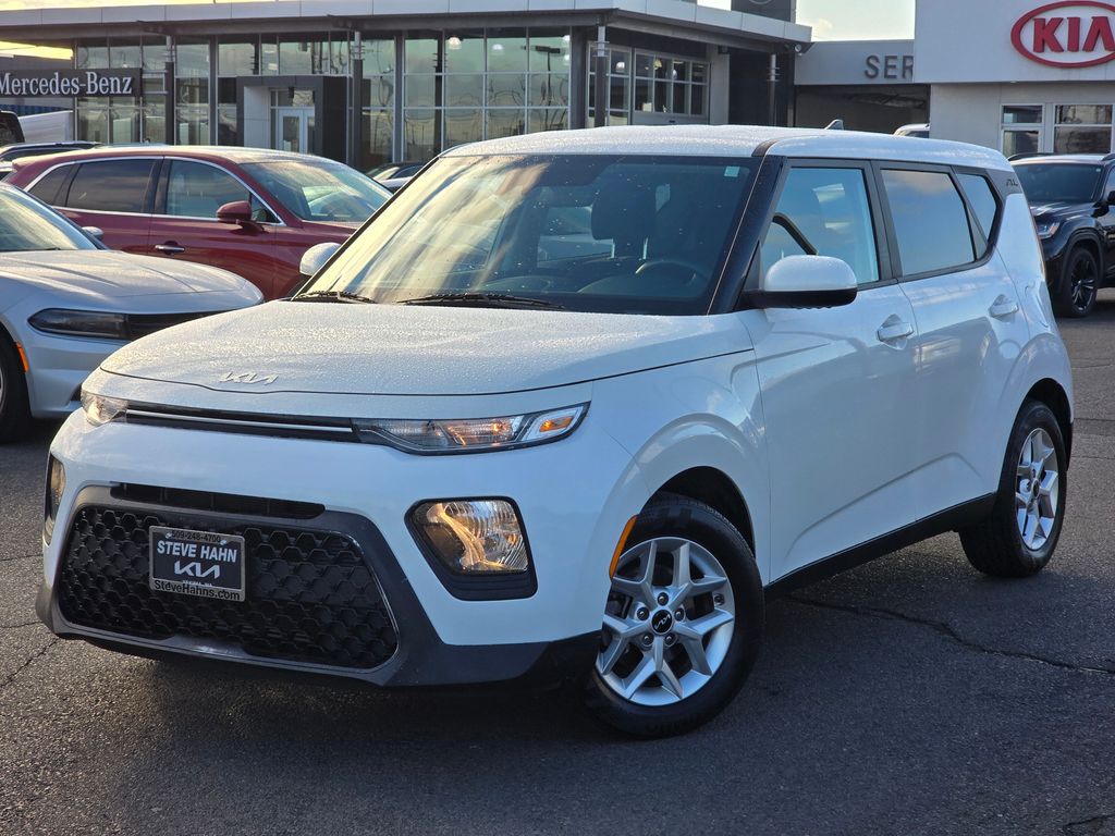 2022 Kia Soul LX's photo