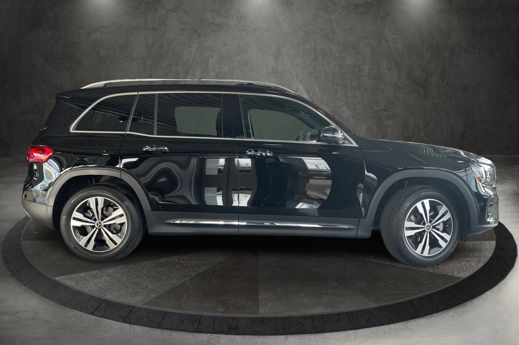 2025 Mercedes Benz GLB 250 4MATIC photo 2
