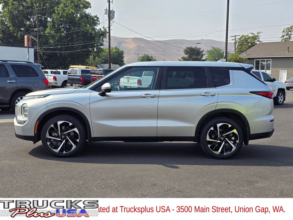 2022 Mitsubishi Outlander ES photo 2