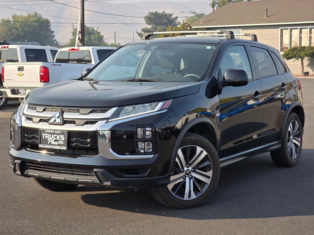 2023 Mitsubishi Outlander ES's photo