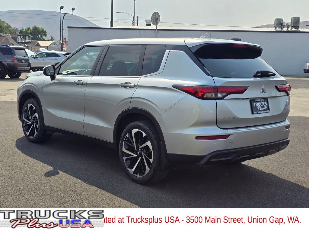 2022 Mitsubishi Outlander ES photo 3